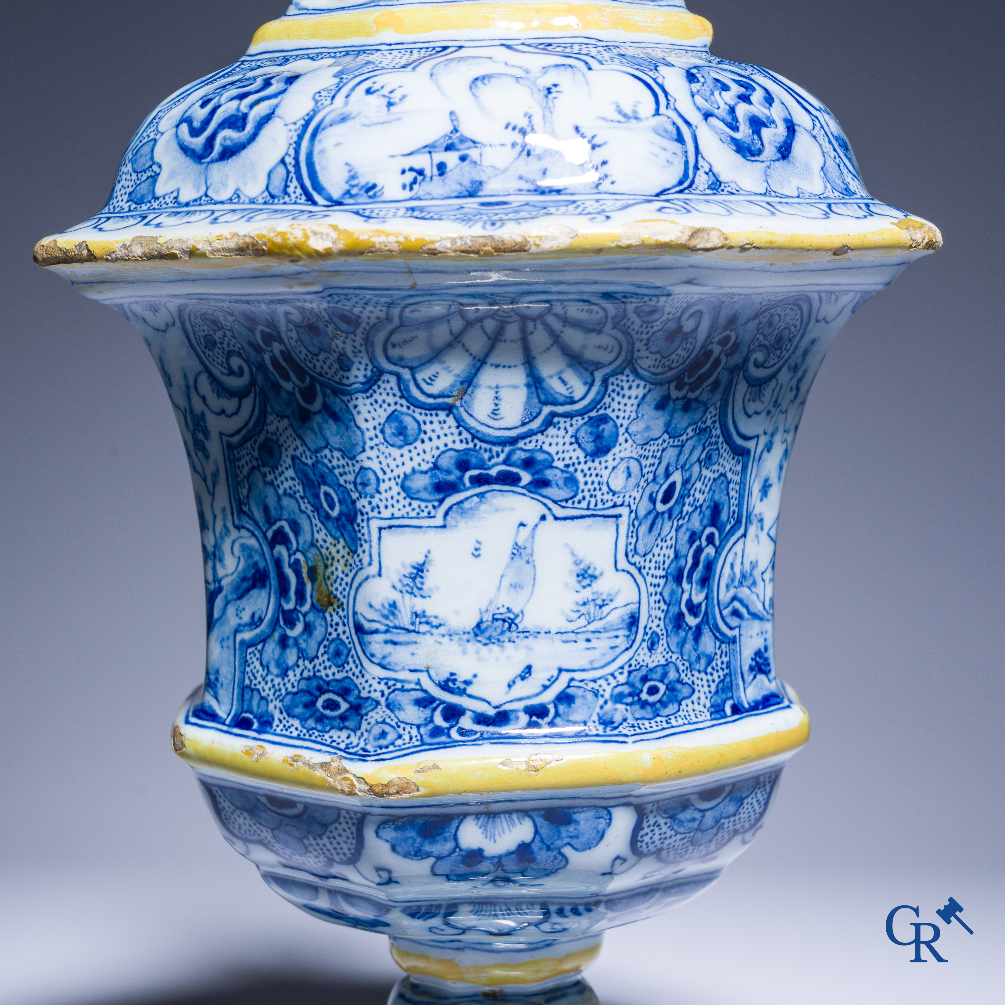 Delfts aardewerk, zeldzame polychrome spaarpot met een zittende hond en taferelen. 18e eeuw.