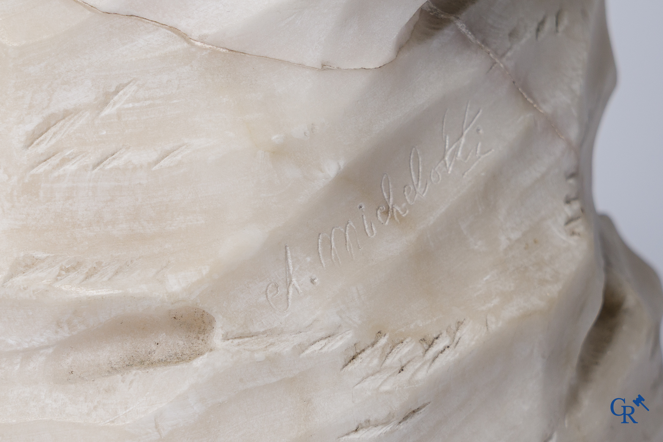 A Michelotti (XIX-XX), voorstelling van een zittende cupido met vlinder. Alabast.