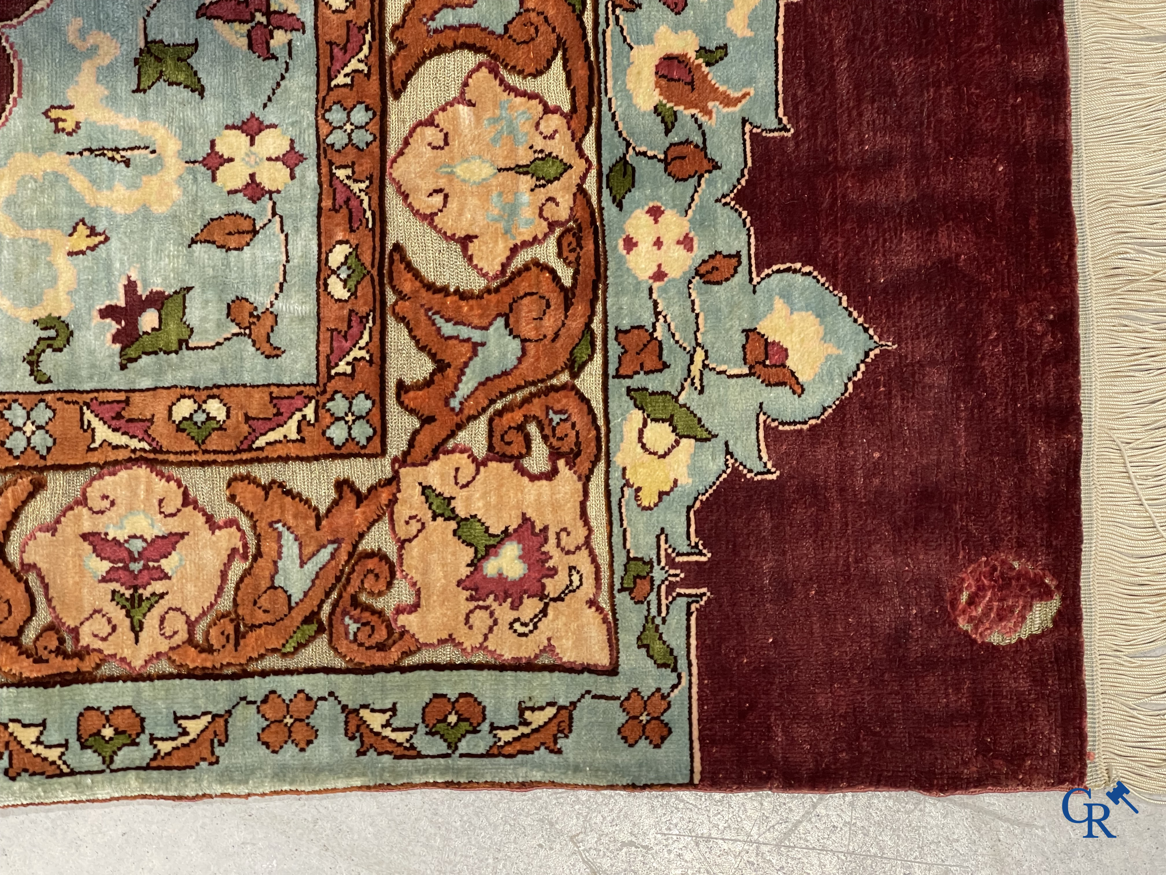 Oosterse tapijten. 2 kleine zijden tapijtjes bewerkt met gouddraad.