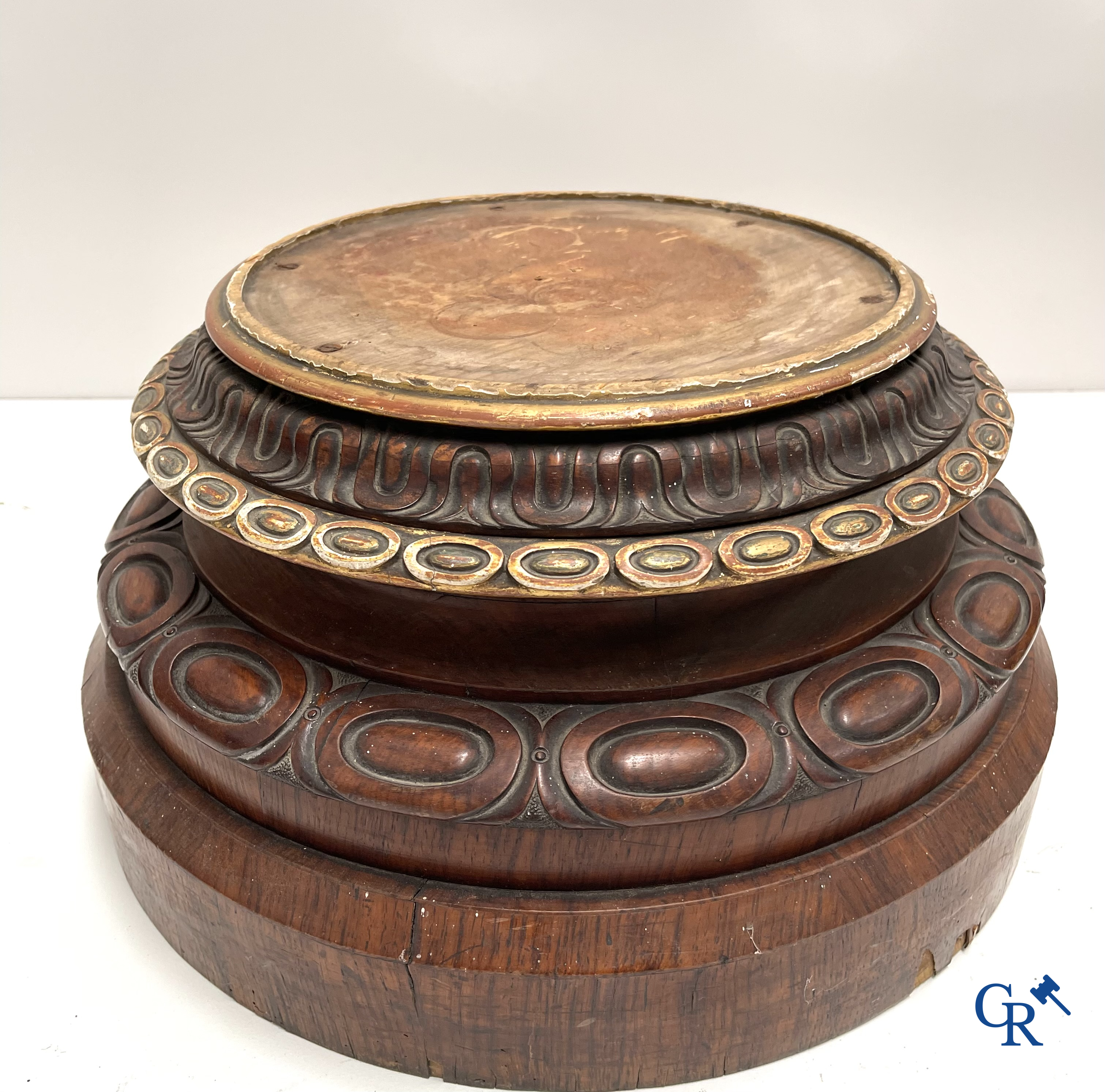 Constantine's & Co., Leeds. Paire de grands socles anglais en placage d'acajou et bois doré et sculpté. XIXe siècle.