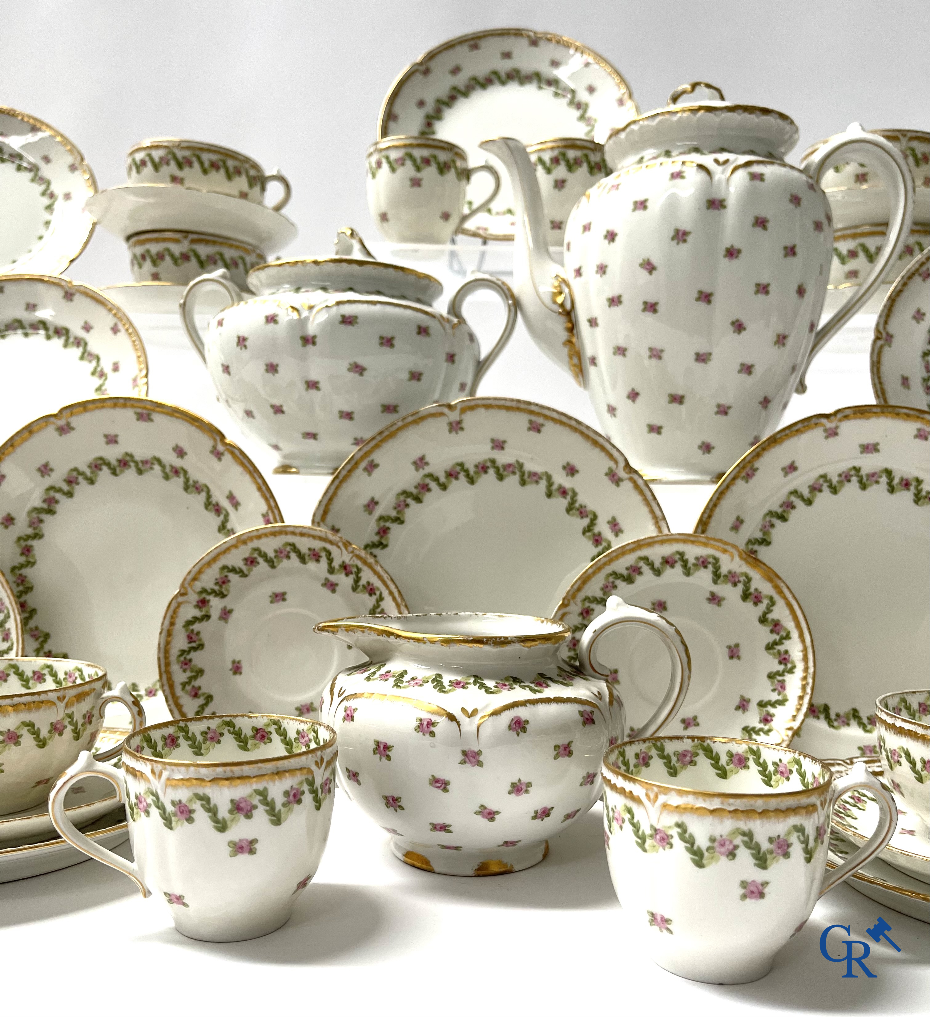 Een koffie- en theeservies met 12 dessert borden in meerkleurig gedecoreerd en verguld  Frans porselein. Circa 1900.