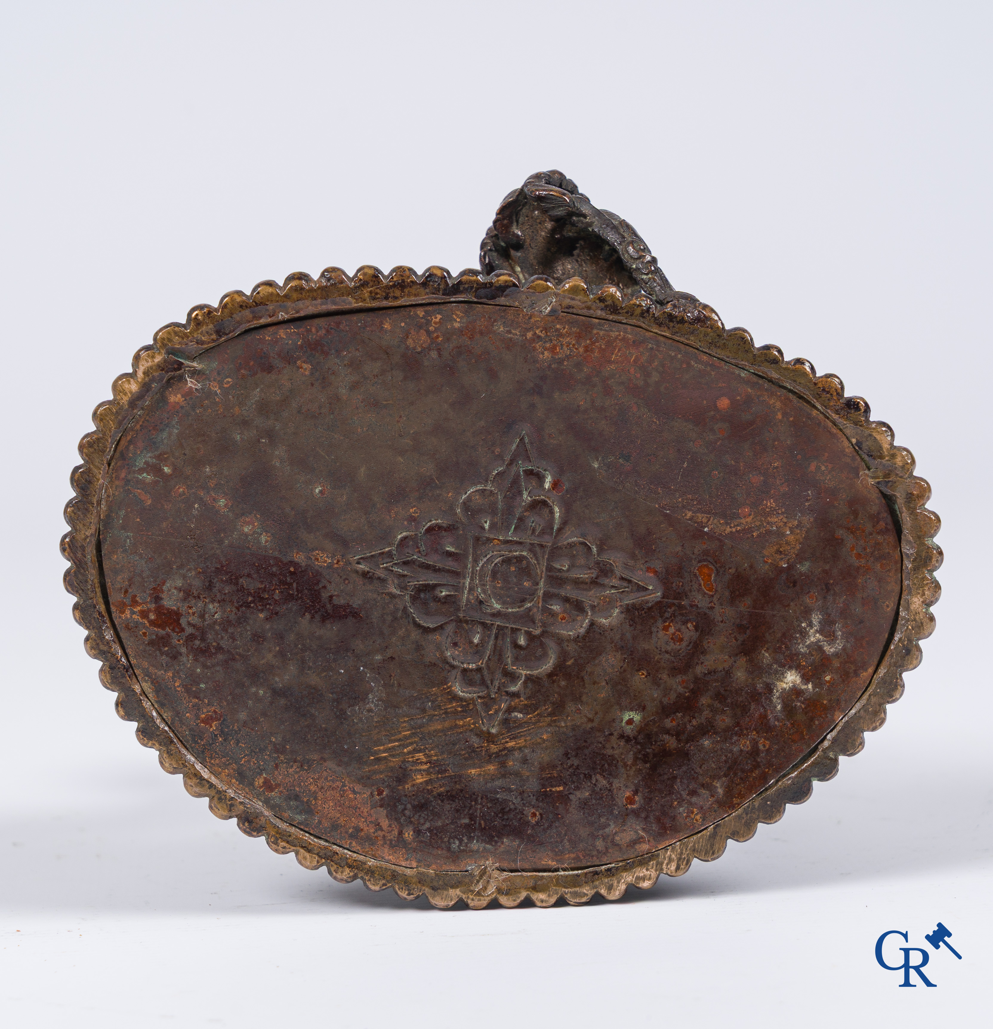 Aziatica, een fijne Sino-Tibetaanse bronzen voorstelling van een zittende Tara. 19e eeuw.