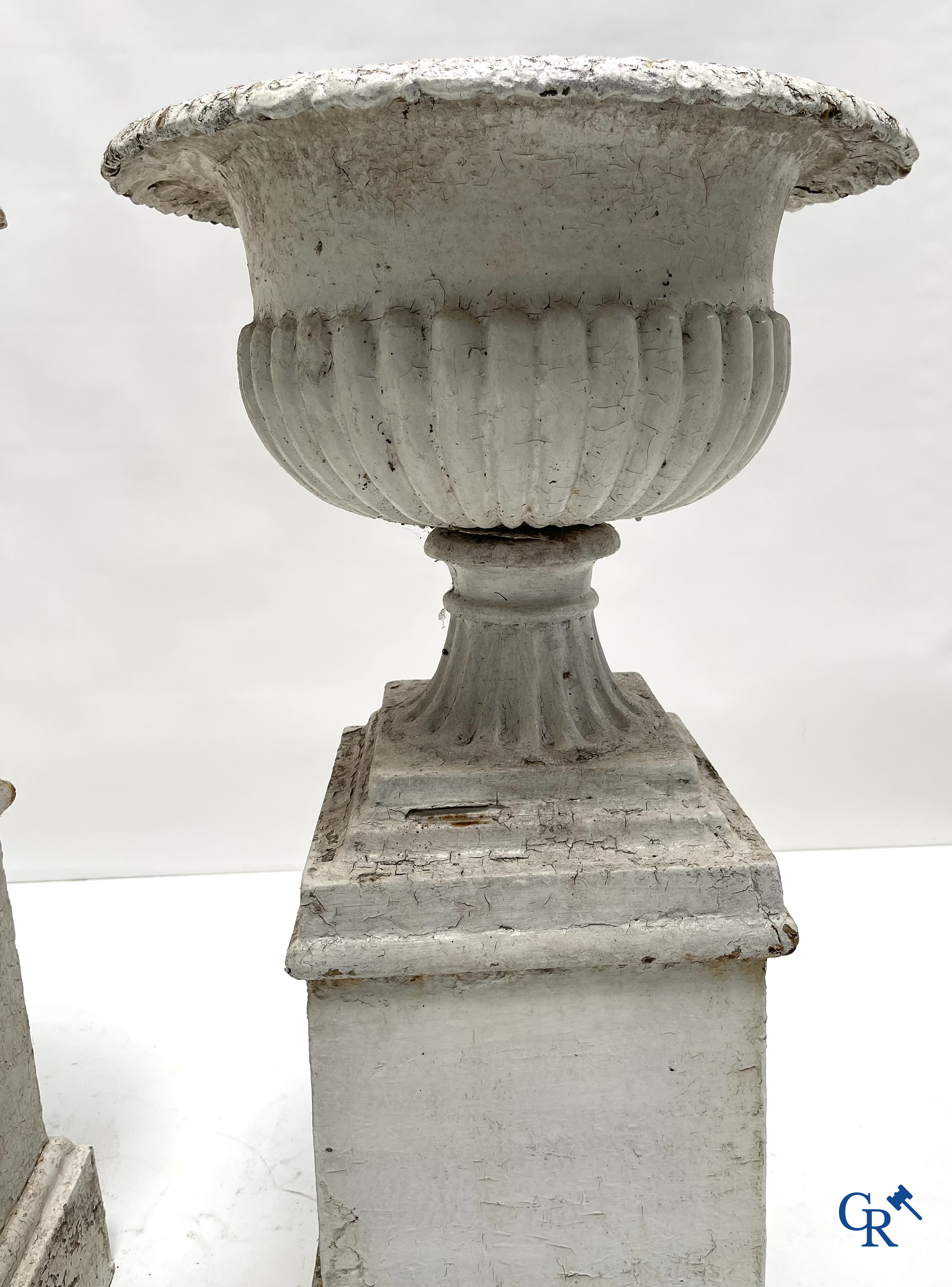 Tuindecoratie. Een paar grote gietijzer tuinvazen op sokkel. Oude patina, 19de eeuw.