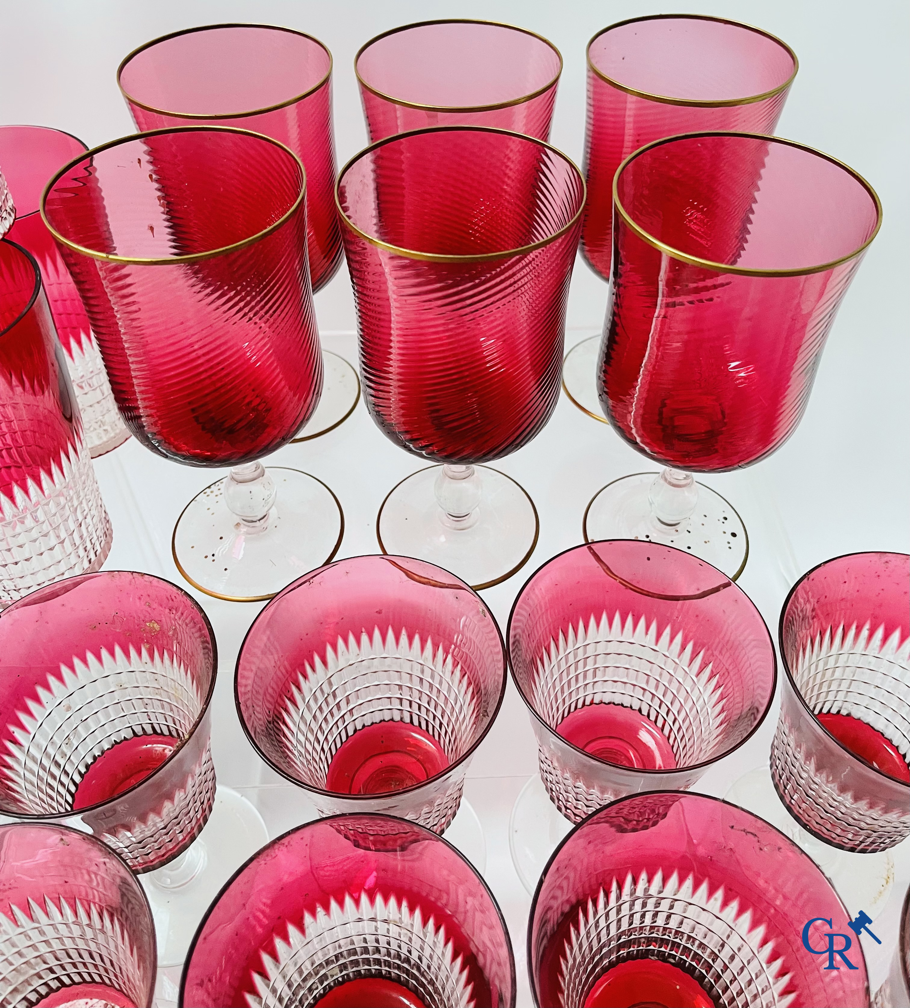 Een uitgebreid servies in rood geslepen kristal, hoogstwaarschijnlijk Val Saint Lambert.