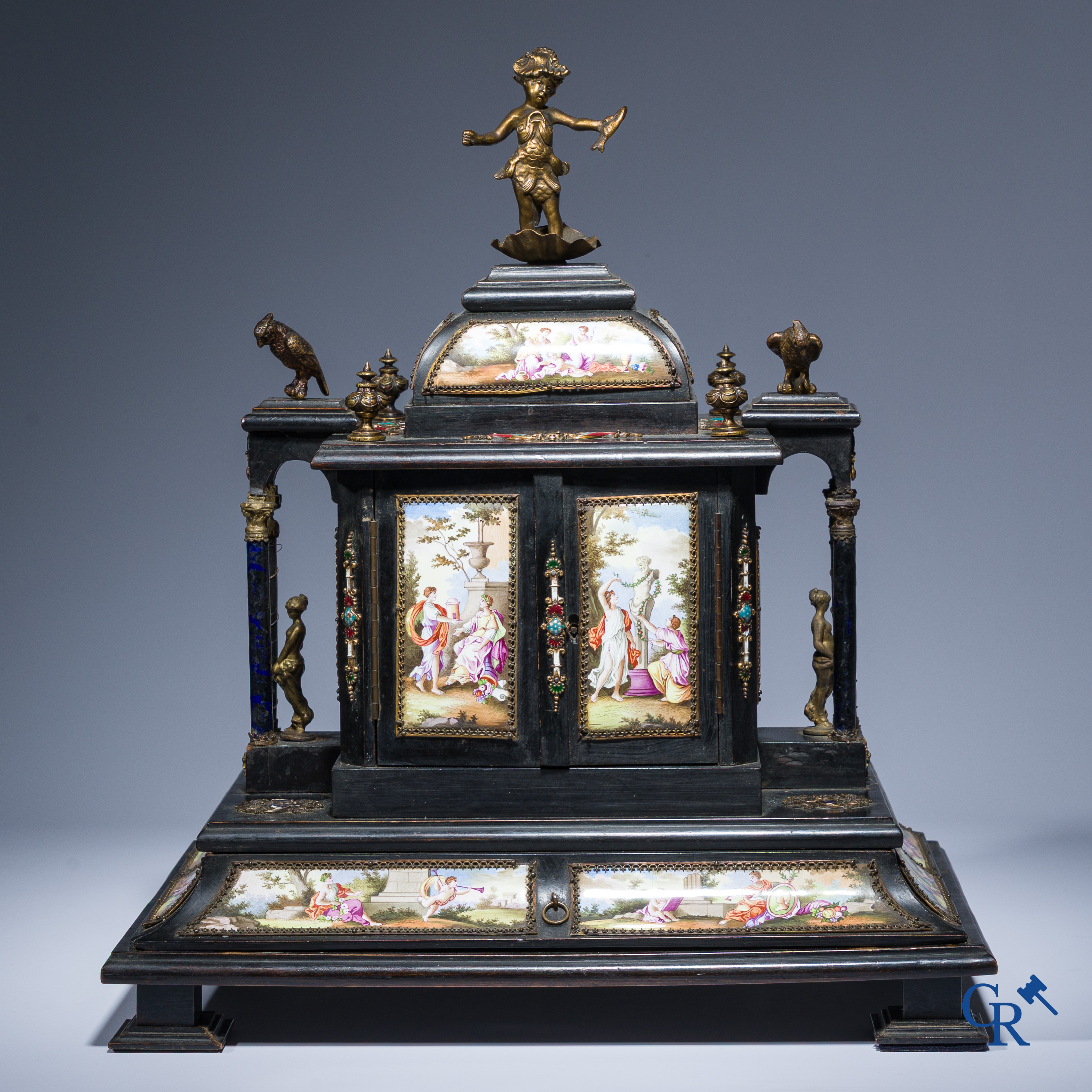 Een Weens geëmailleerd tafel kabinet in ebbenhout met laden en bronsbeslag. 19e eeuw.