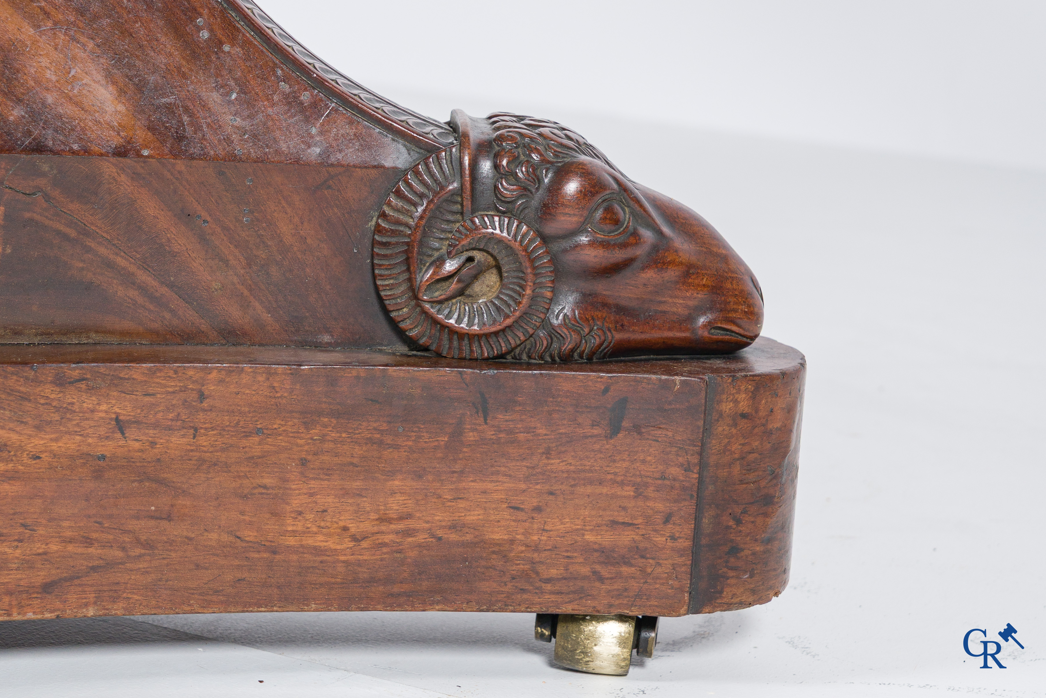 Large round three-legged table with ram heads in mahogany and white marble top. Empire period. 1st quarter 19th century.