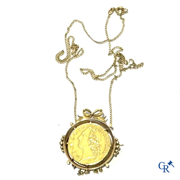 Juwelen. Een gemonteerde gouden munt. Lodewijk XV.