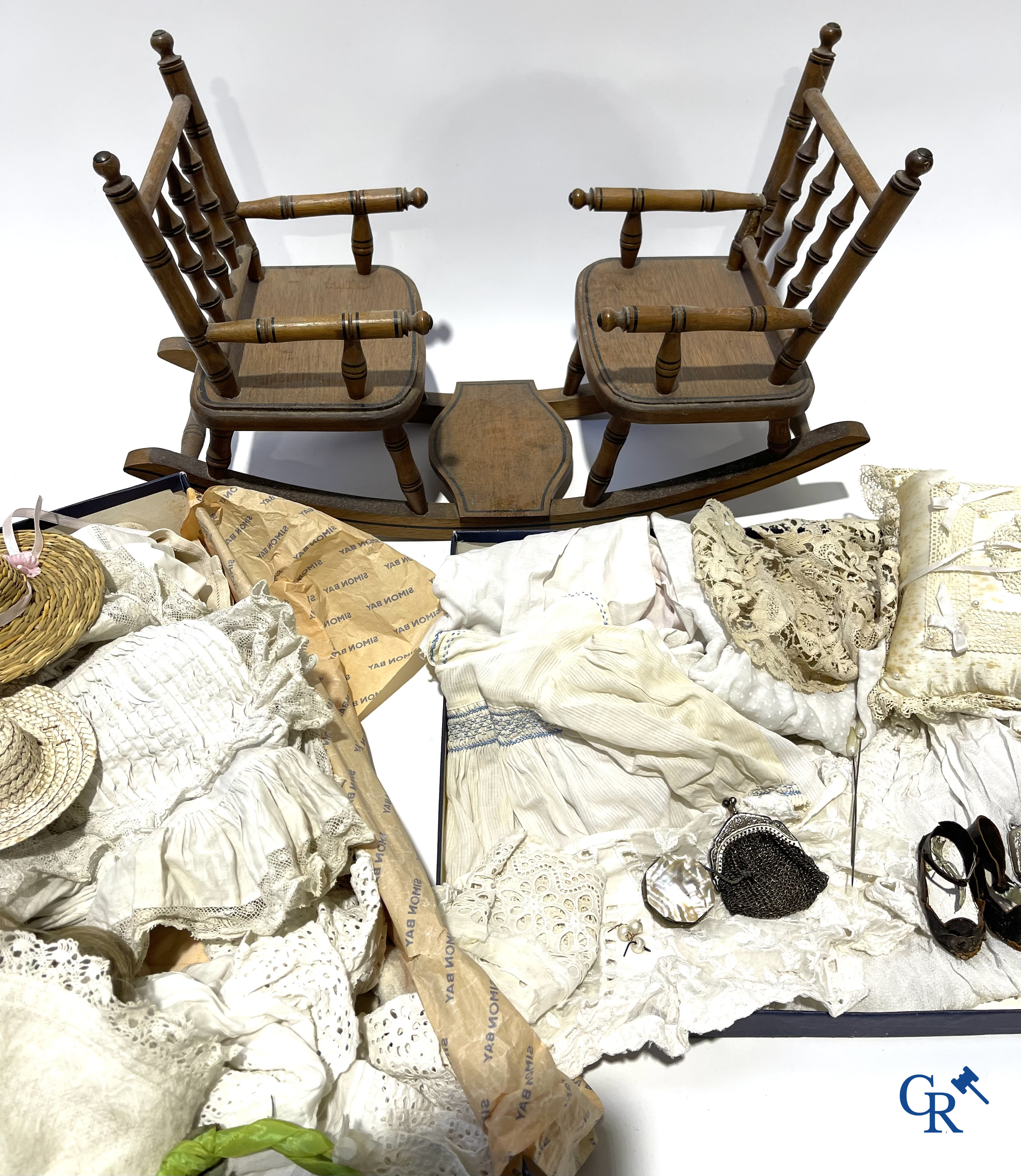 Old toys, a lot of 4 antique dolls with porcelain head, doll attributes, clothes and others.