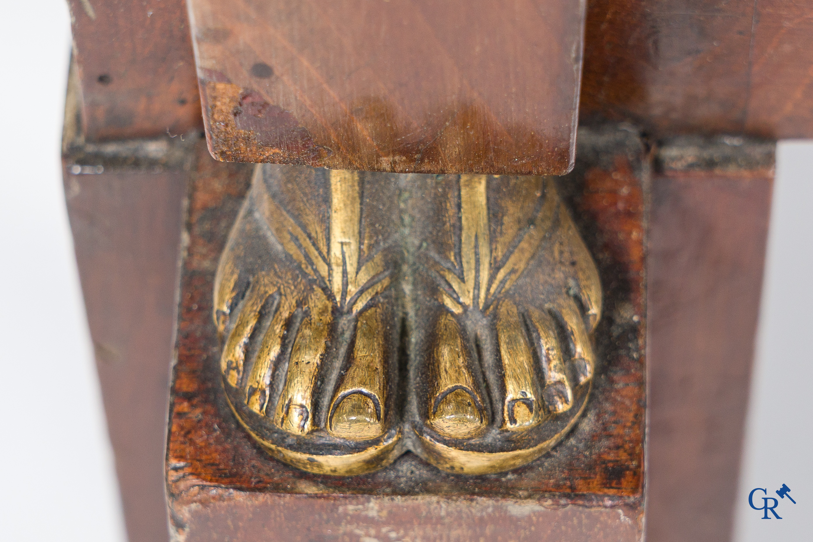 Chapuis, een commode in mahoniehout met fijn geciseleerde bronzen, zogenaamd Retour d'Egypte. Empire.