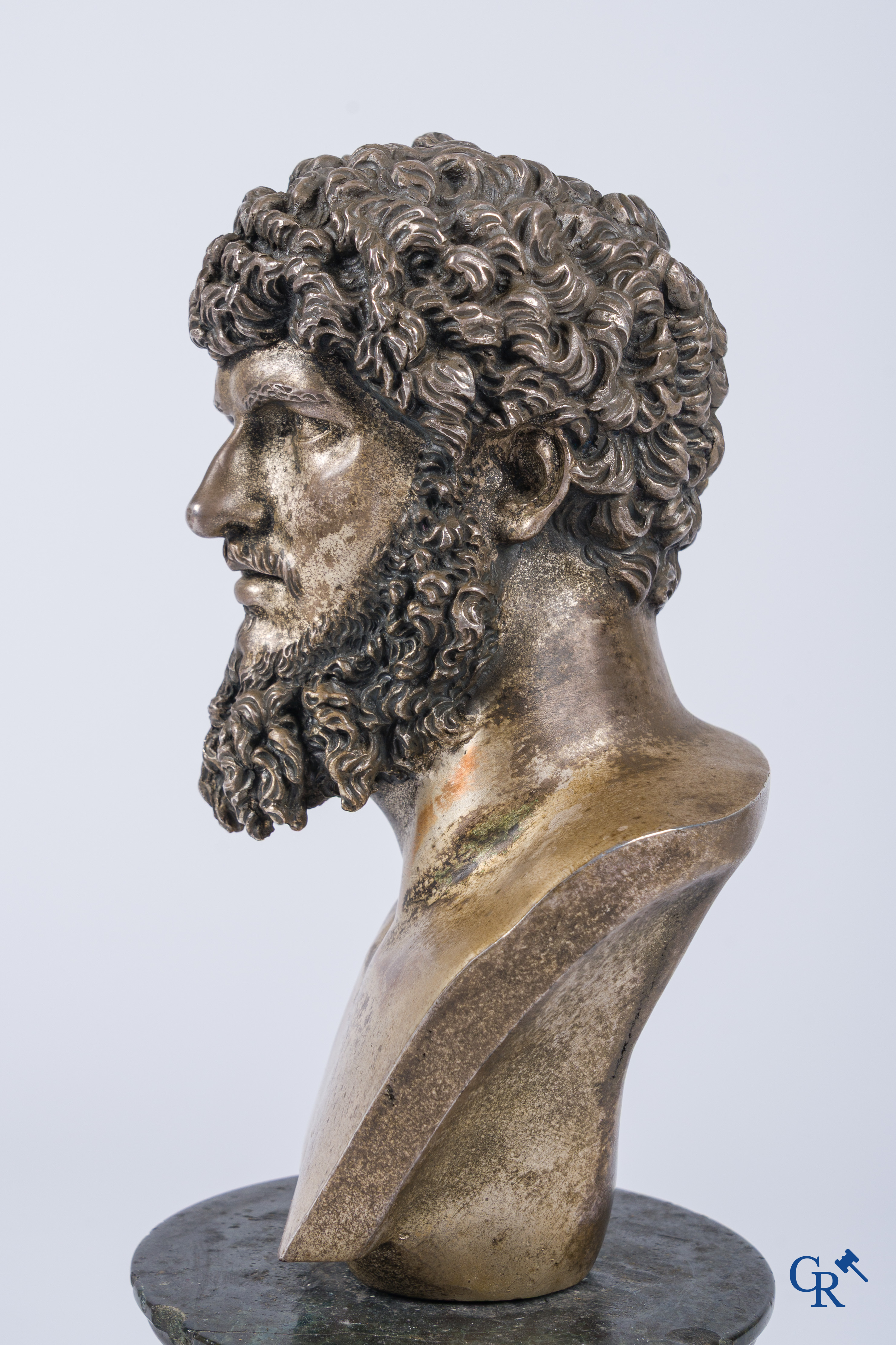 Een verzilverde bronzen buste van Lucius Verus op een donkergroene serpentijn sokkel. 19e eeuw.