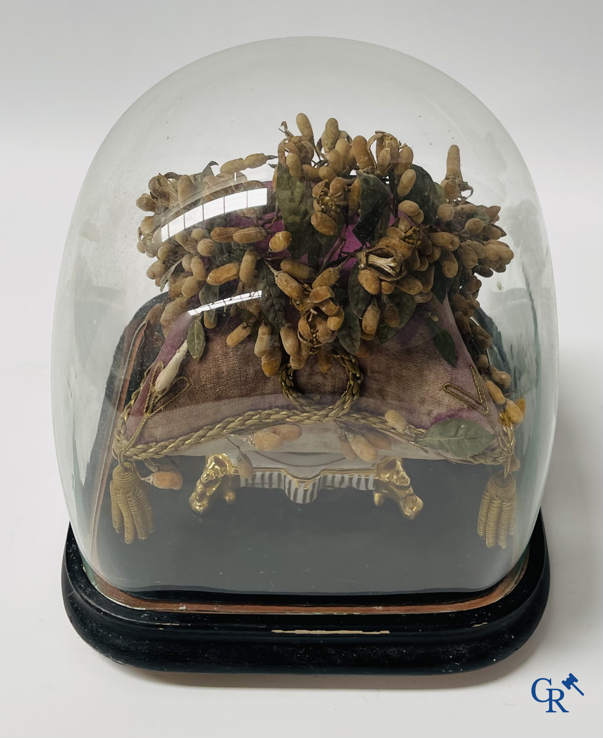 2 glass domes with a bridal bouquet on a cushion with a foot in gilded metal and a foot in Paris porcelain.