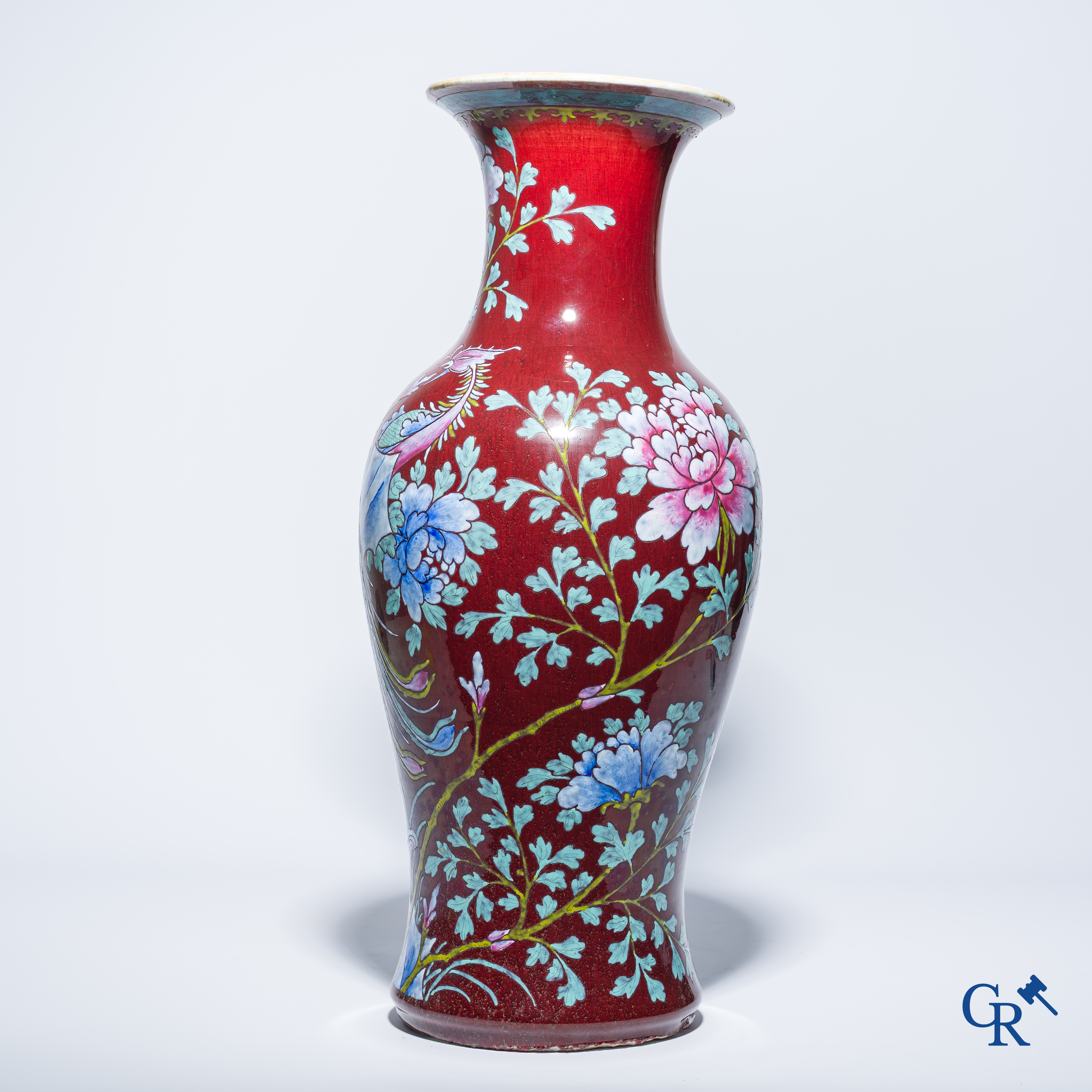 Asian Art, a Chinese porcelain sang the boeuf vase with overglaze decor of phoenixes. 19th century.