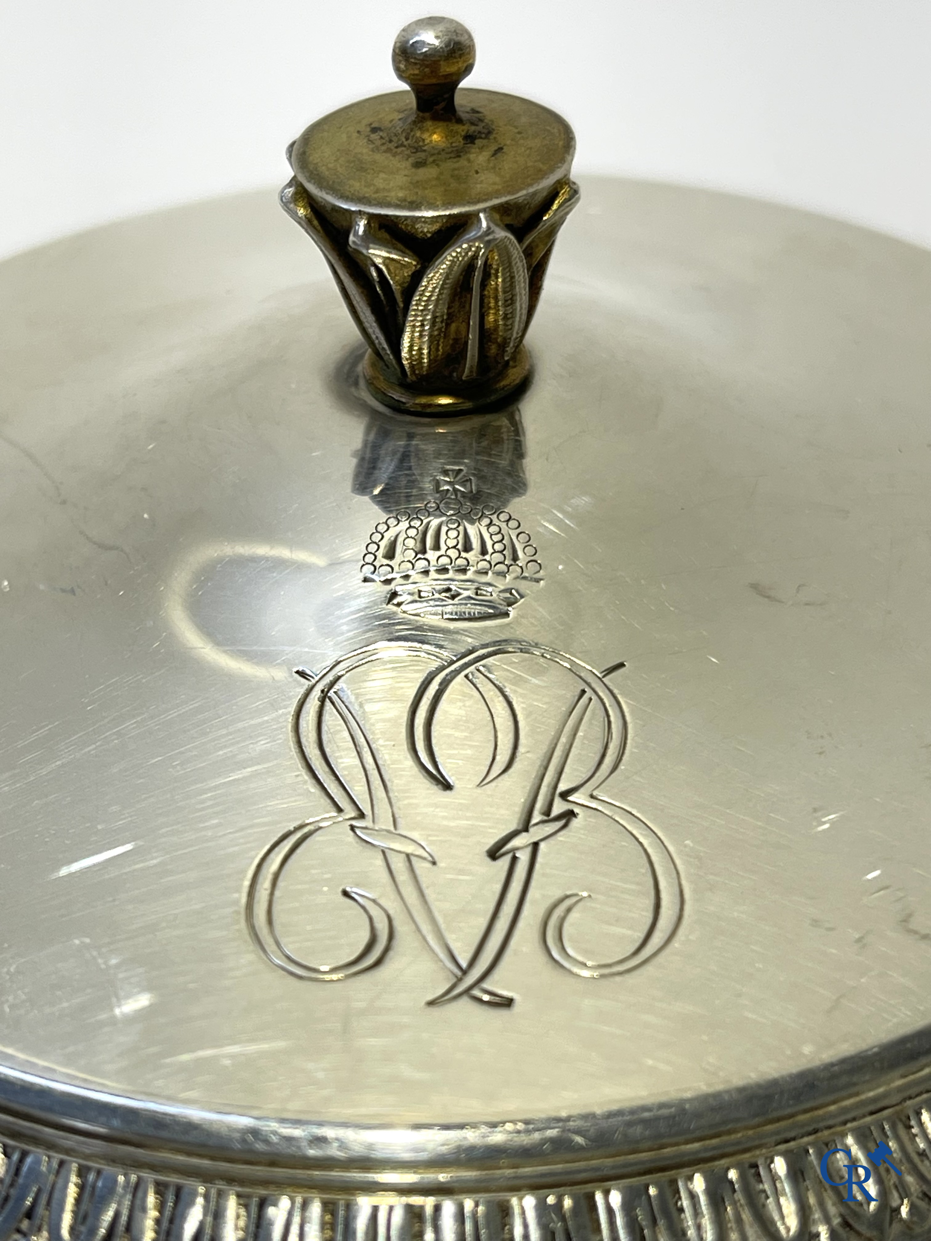 Een kavel met diverse oude juwelen in goud en zilver, een zilveren dekseldoos bijgevoegd.