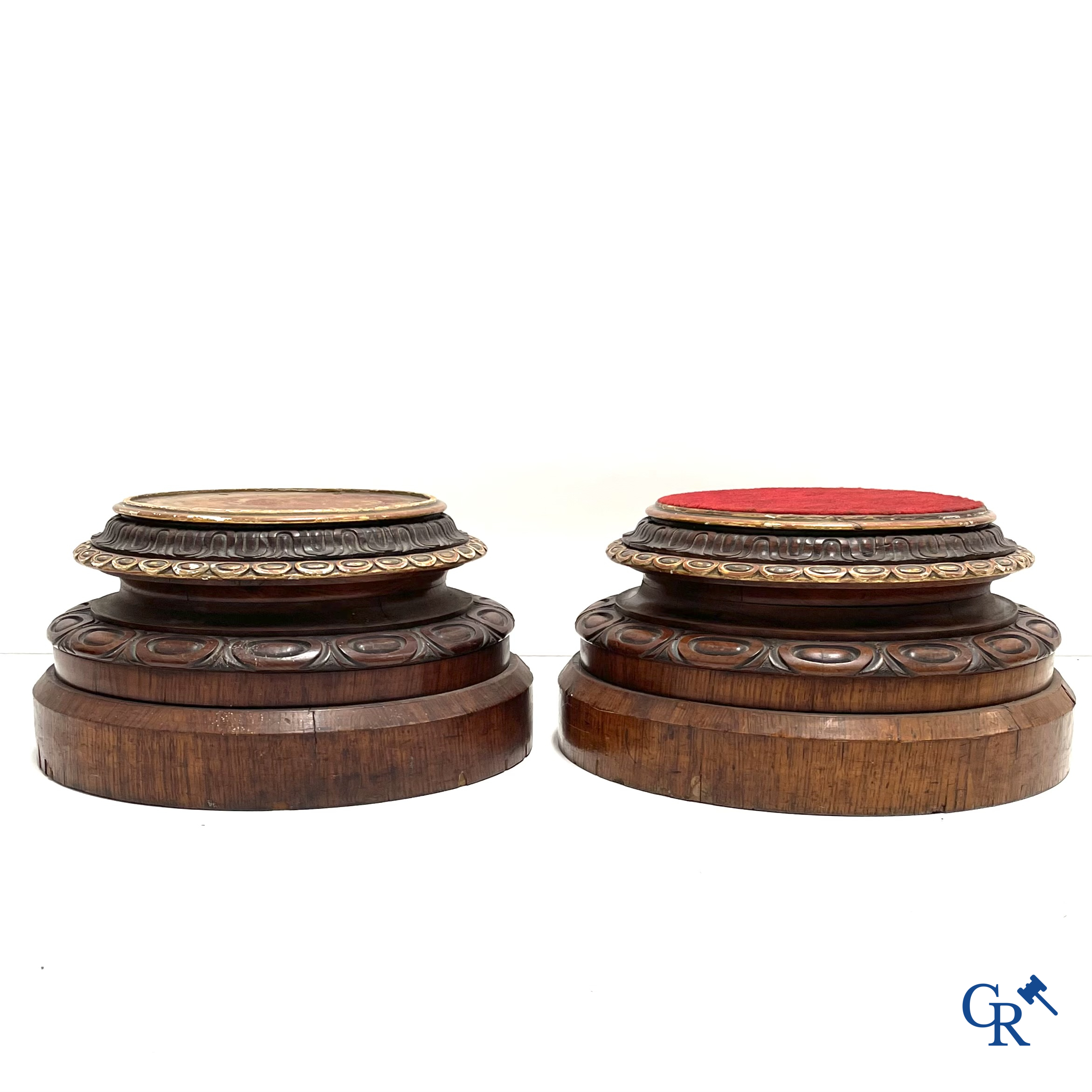 Constantine's & Co., Leeds. Paire de grands socles anglais en placage d'acajou et bois doré et sculpté. XIXe siècle.