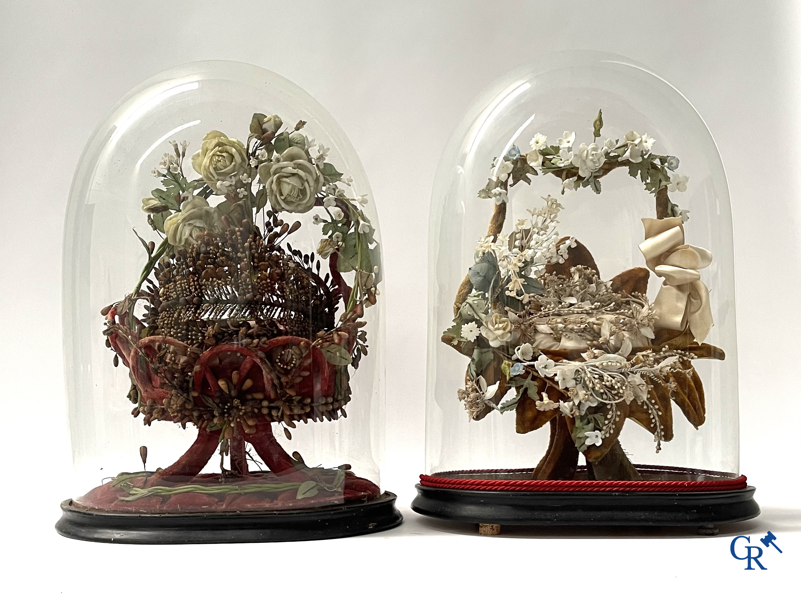 2 globes en verre avec un bouquet de mariage en forme de panier, décorés de fleurs en porcelaine fine. Vers 1900.