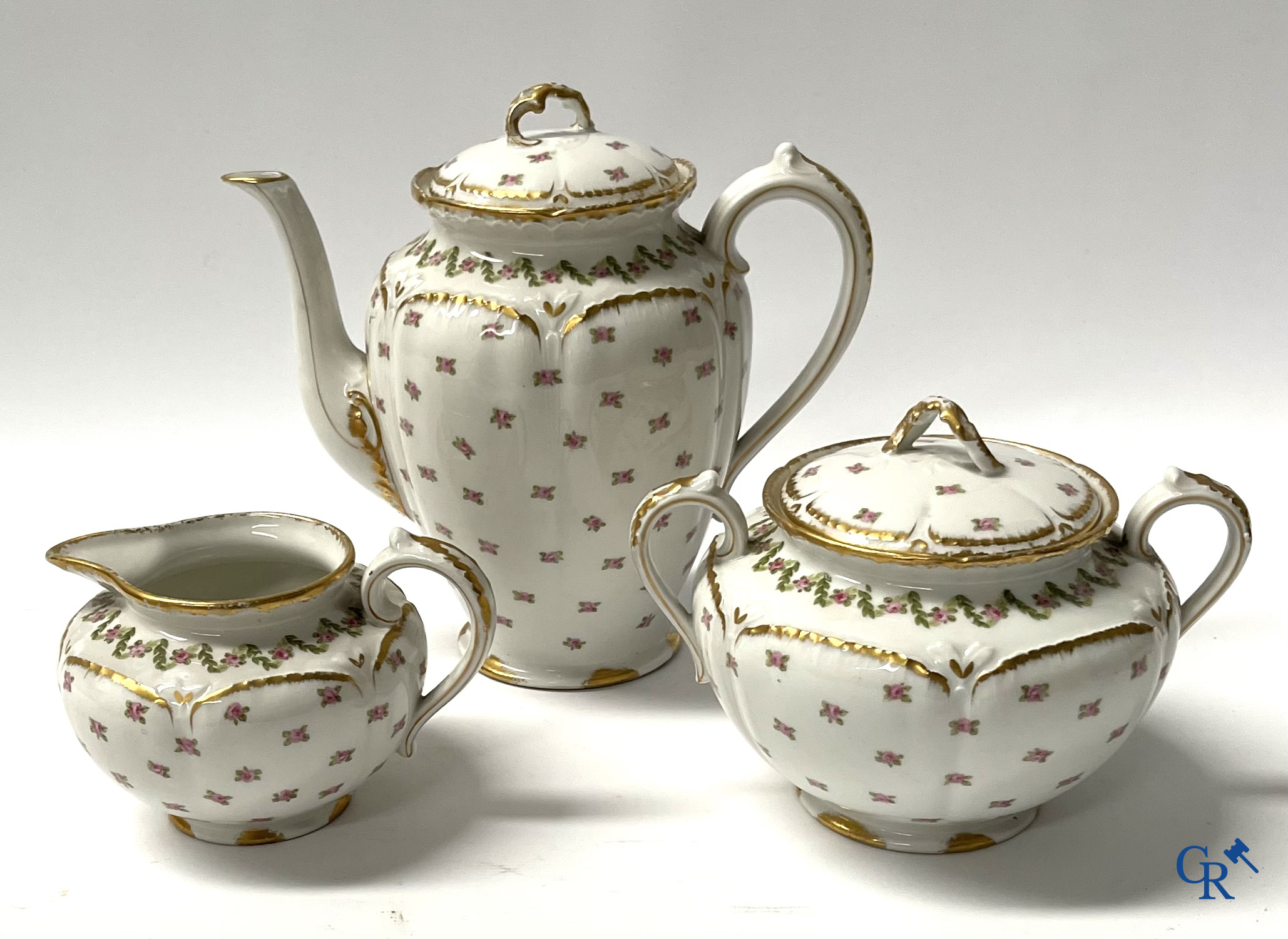 Een koffie- en theeservies met 12 dessert borden in meerkleurig gedecoreerd en verguld  Frans porselein. Circa 1900.