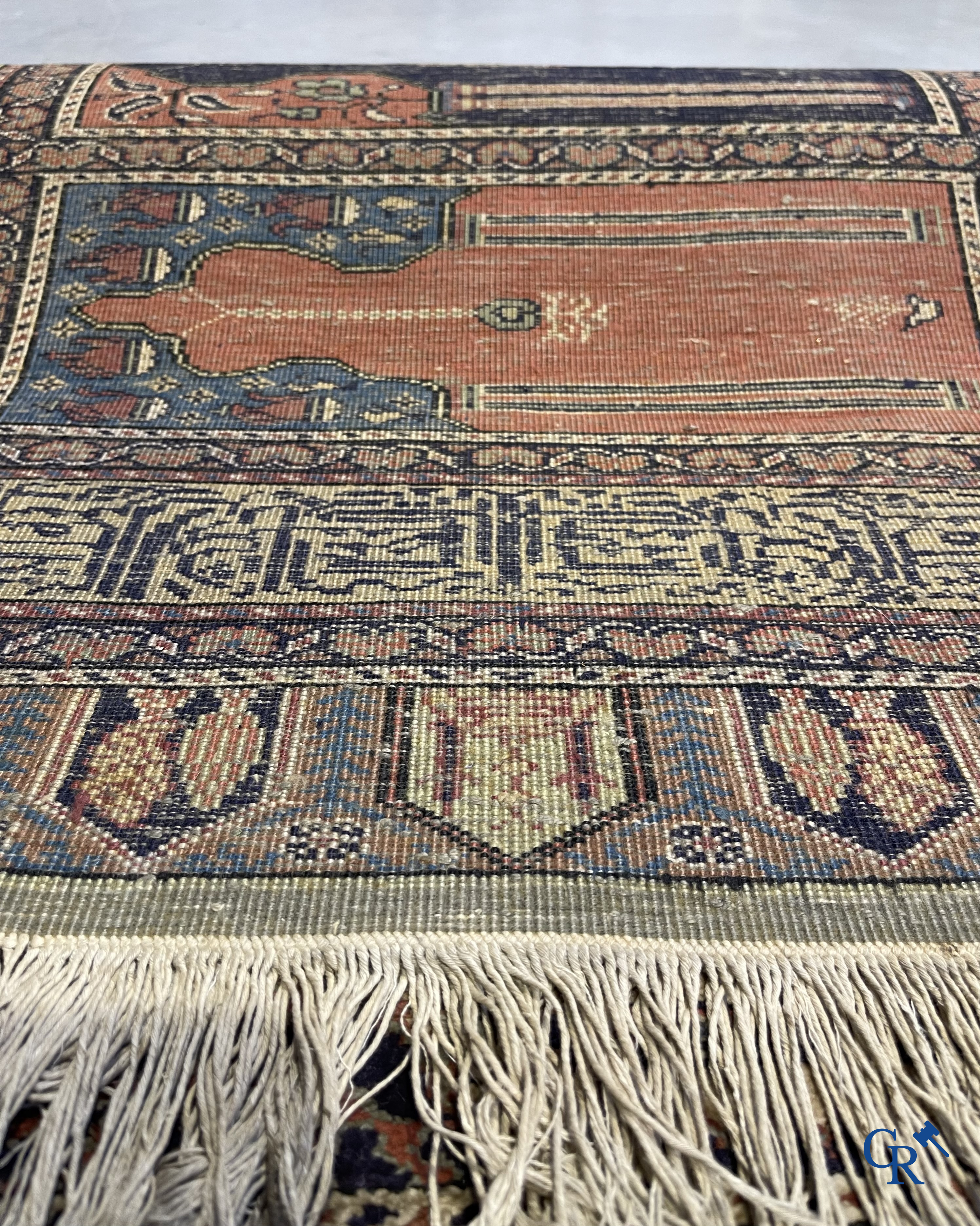 Oosterse tapijten, een antiek handgeknoopt oosters tapijt.