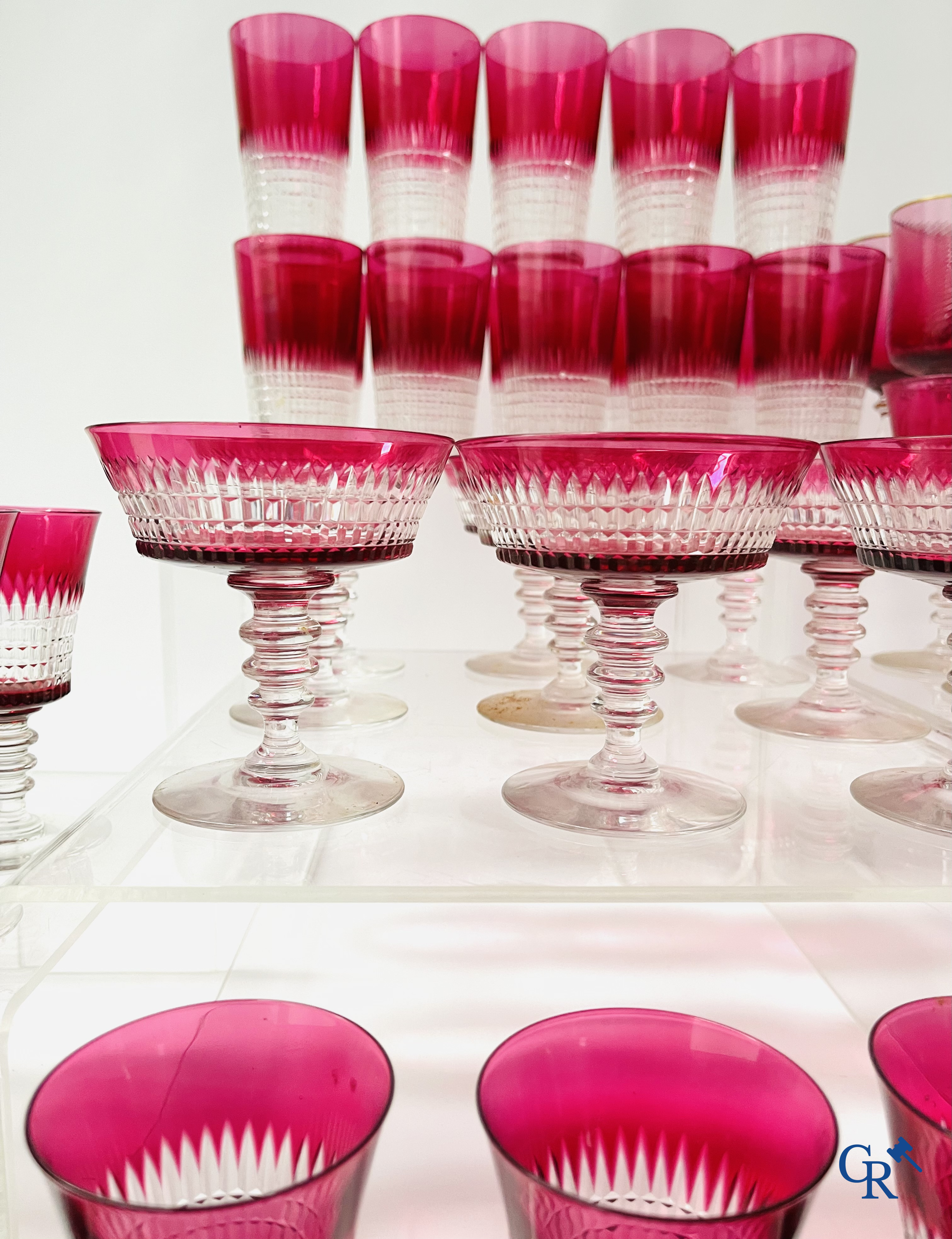 Een uitgebreid servies in rood geslepen kristal, hoogstwaarschijnlijk Val Saint Lambert.