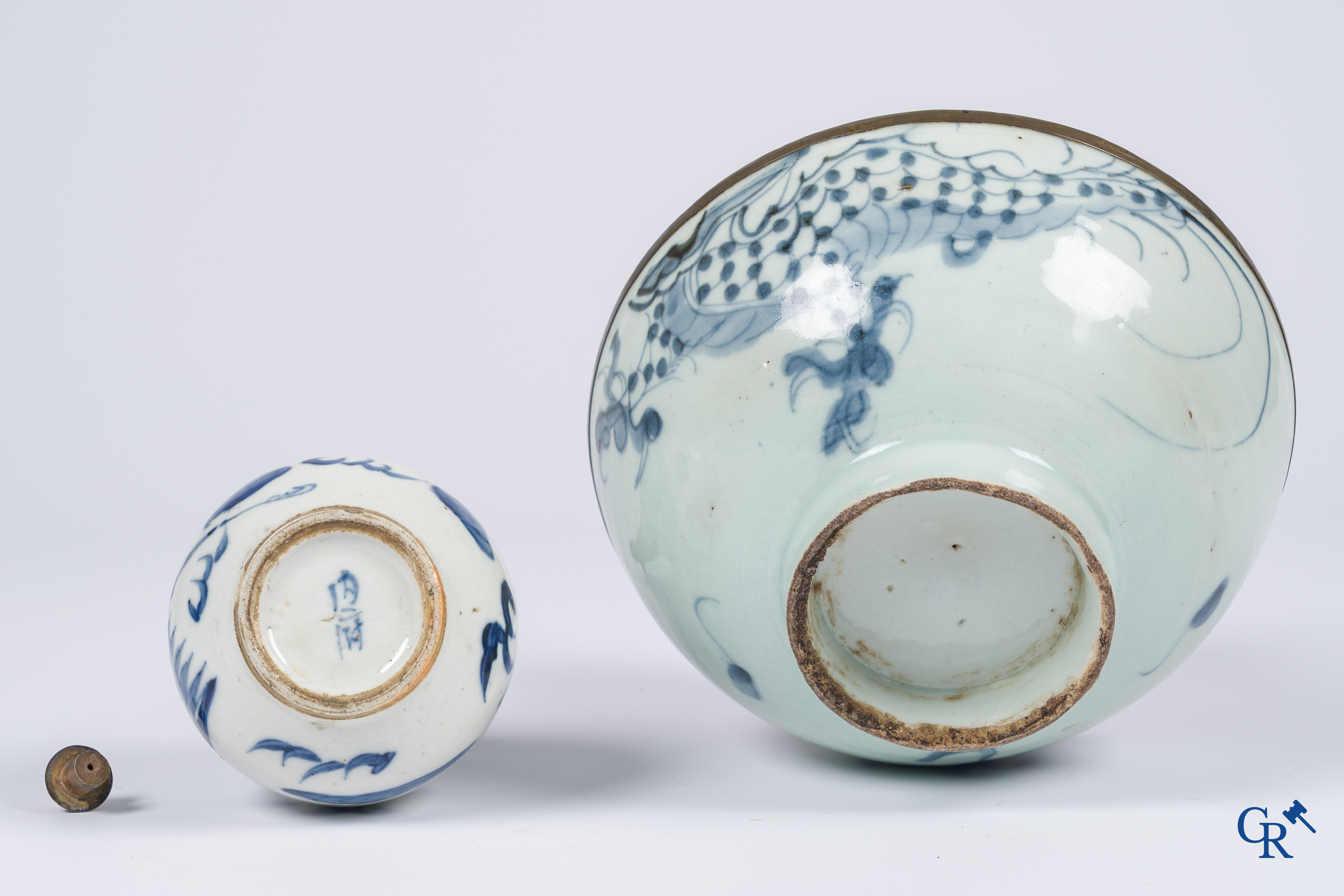 Aziatica, een Chinese "Blue de Hue" vaas met montuur voor de Vietnamese markt,<br />
een kom met drakendecor toegevoegd.