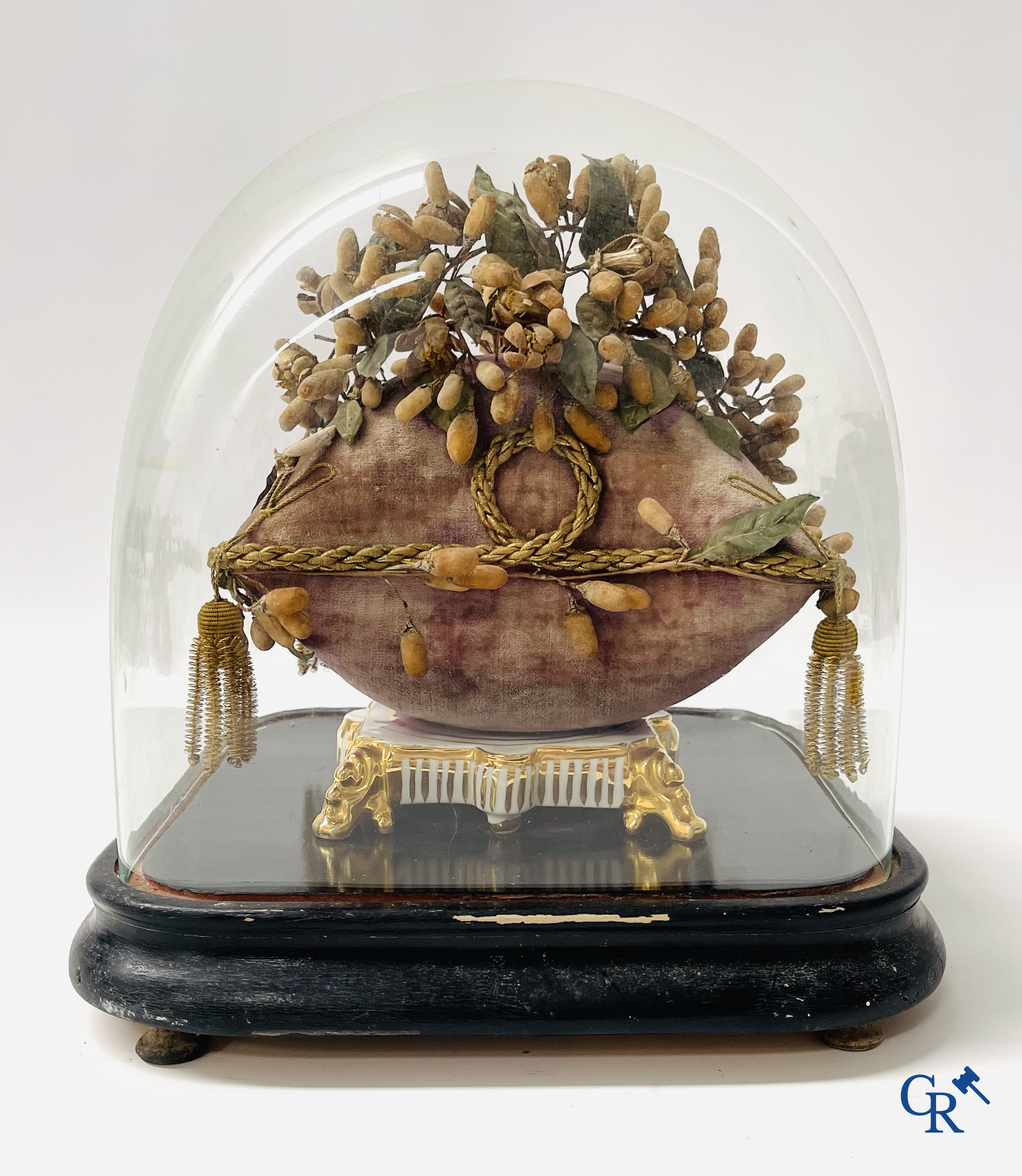 2 glass domes with a bridal bouquet on a cushion with a foot in gilded metal and a foot in Paris porcelain.