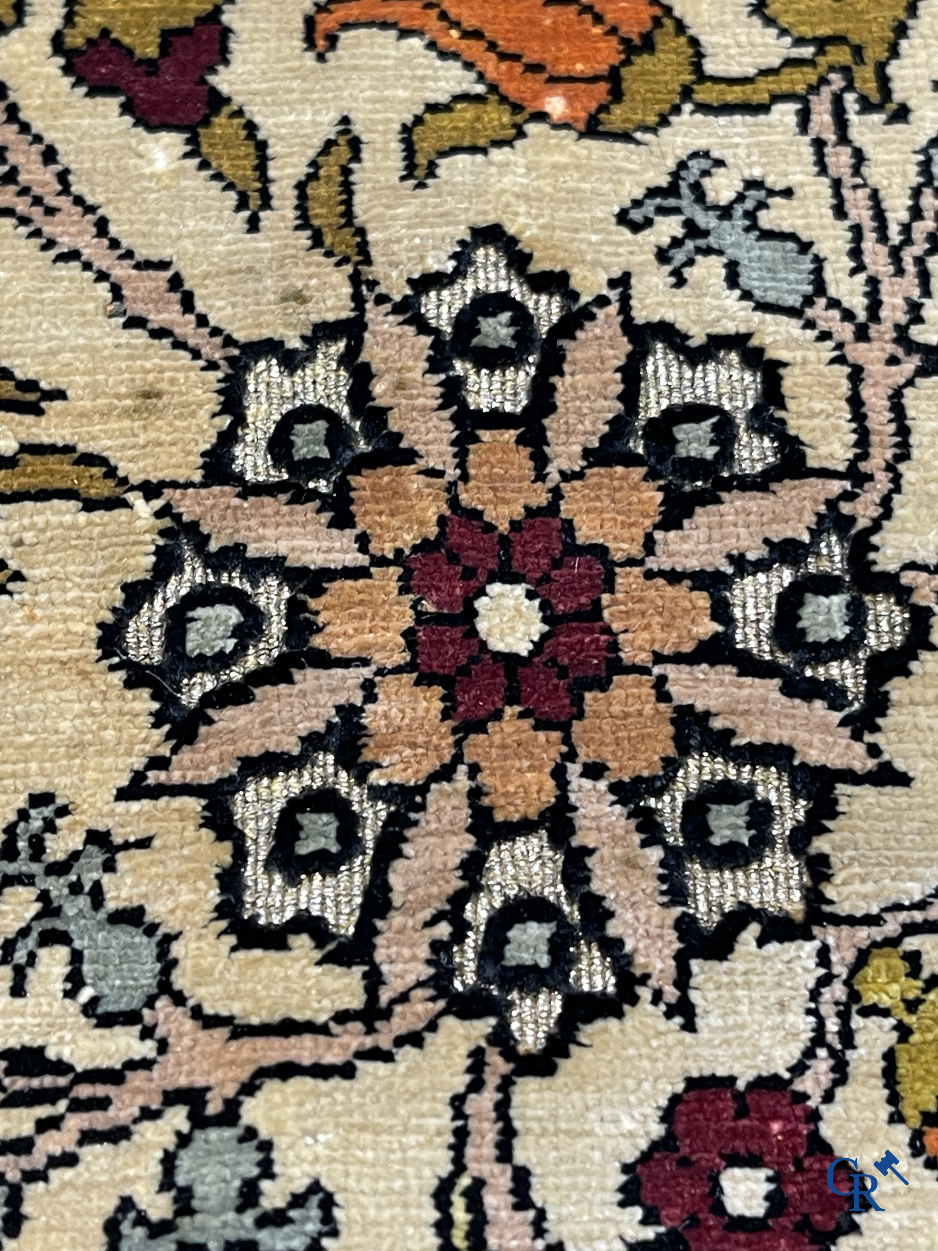 Oosterse tapijten. Een gesigneerd zijden tapijt met geometrisch motief.