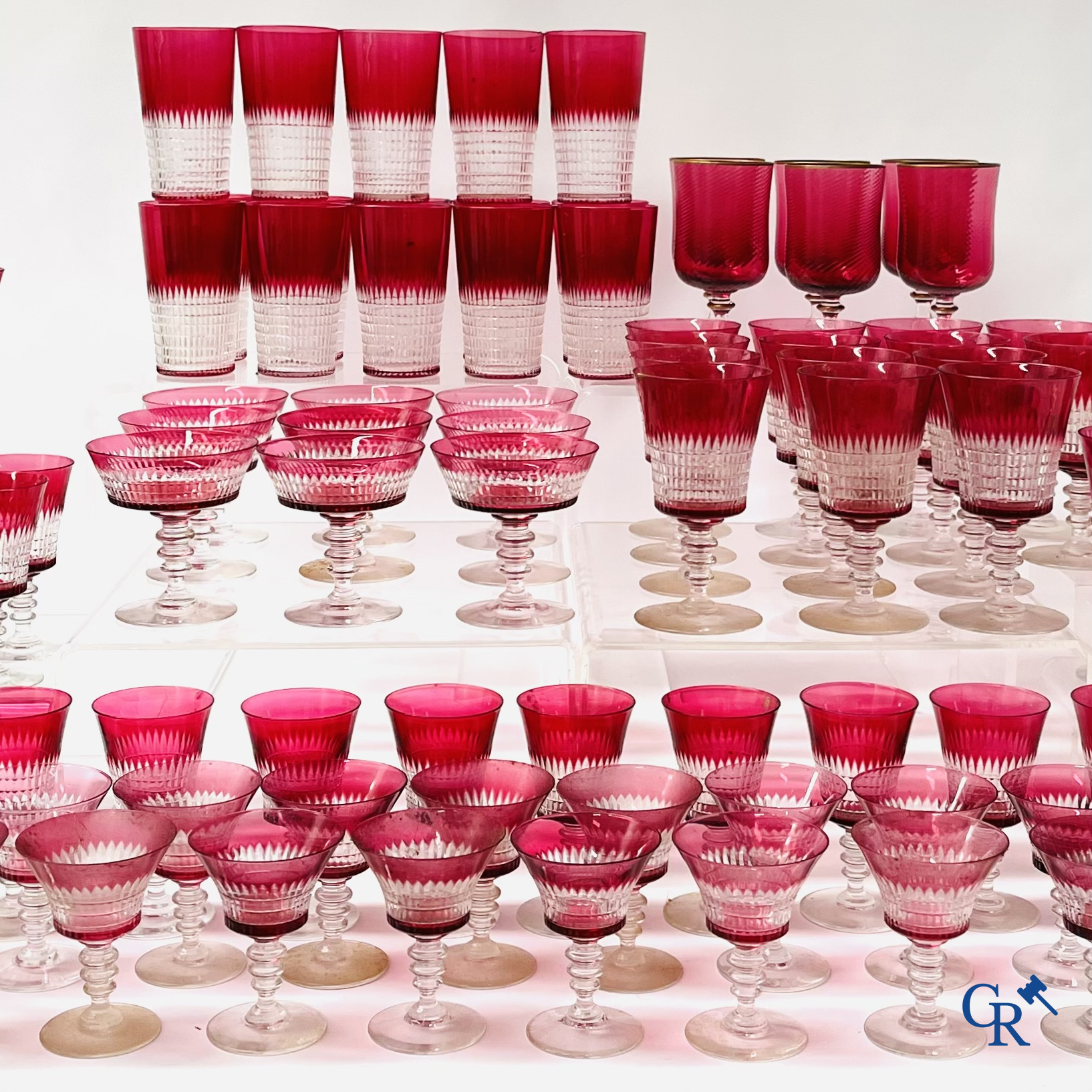 Een uitgebreid servies in rood geslepen kristal, hoogstwaarschijnlijk Val Saint Lambert.