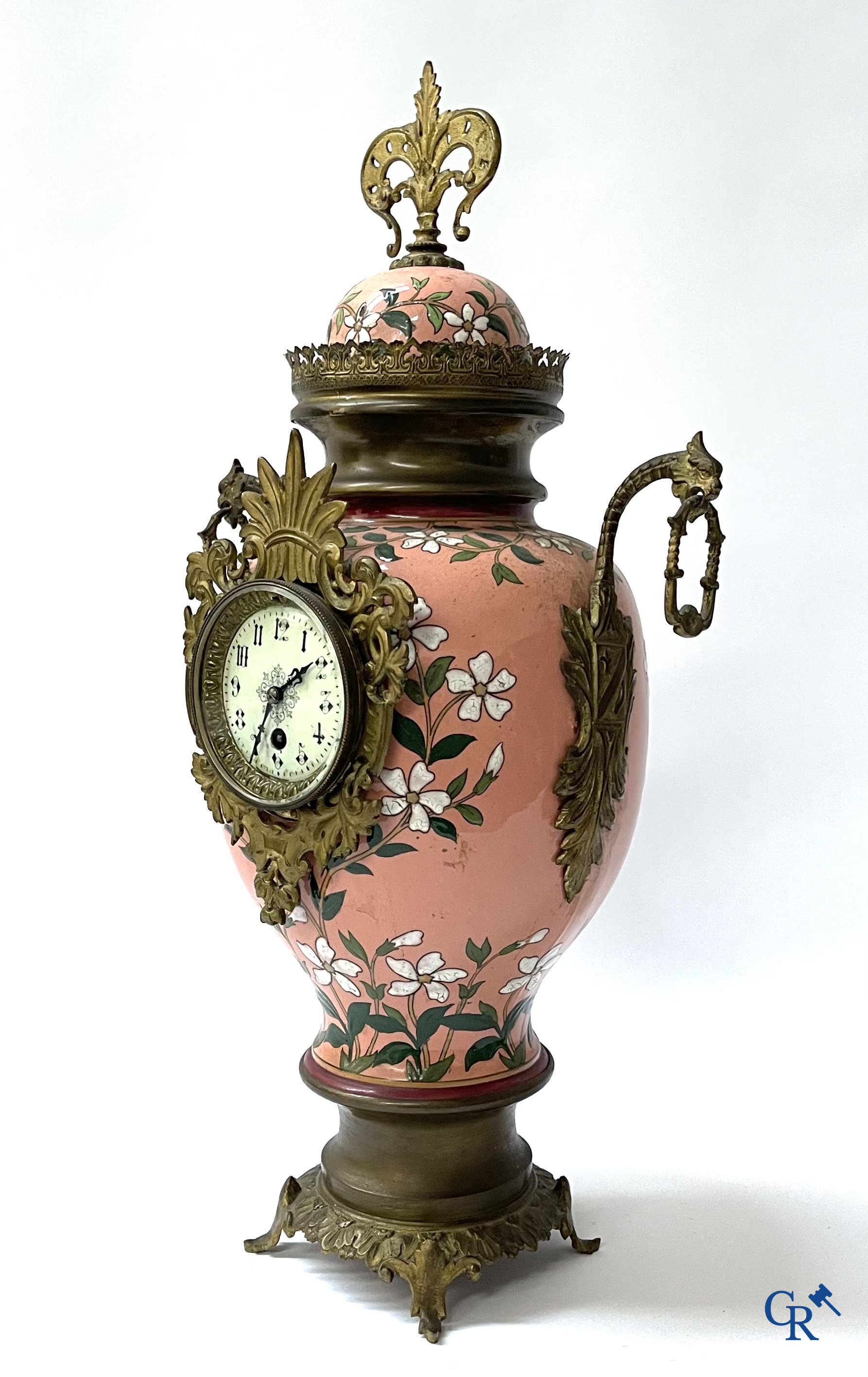 Une importante garniture de cheminée en faïence émaillée et bronze. Art nouveau. Vers 1900.