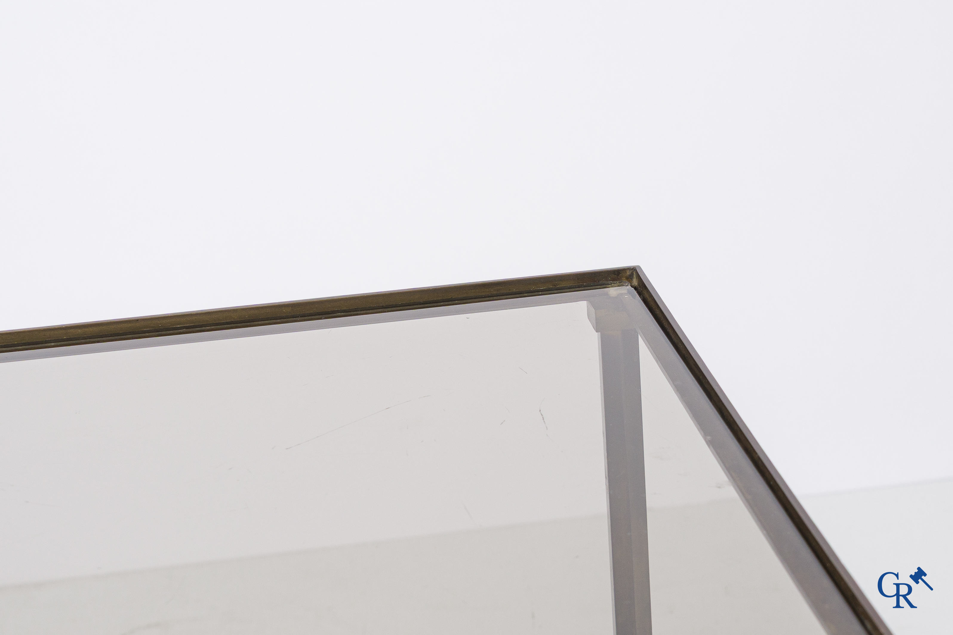 Paar bijzettafels in brons en glas. Circa 1960.