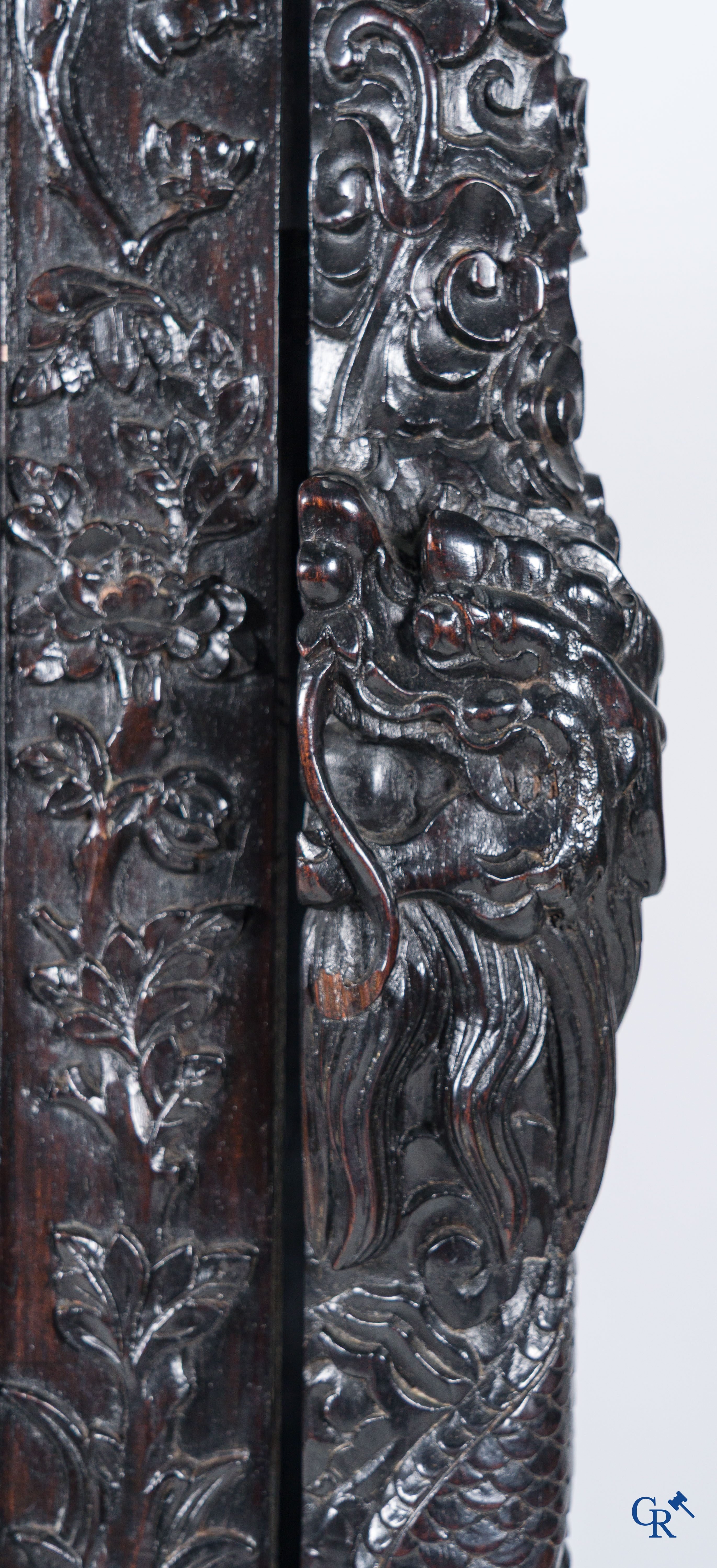 Asian Art, a 2-door display cabinet in finely carved Chinese hardwood. 19th century.