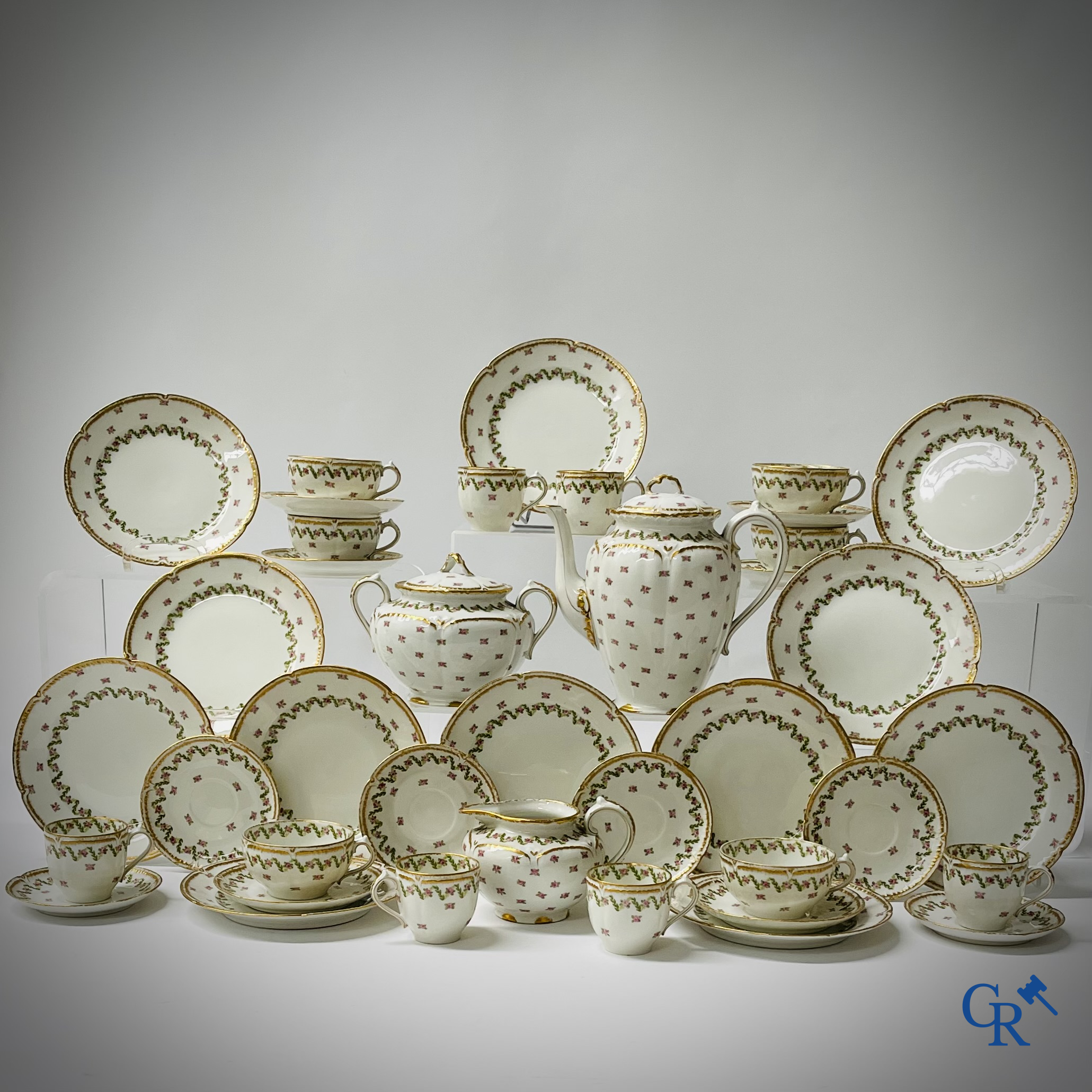 Een koffie- en theeservies met 12 dessert borden in meerkleurig gedecoreerd en verguld  Frans porselein. Circa 1900.