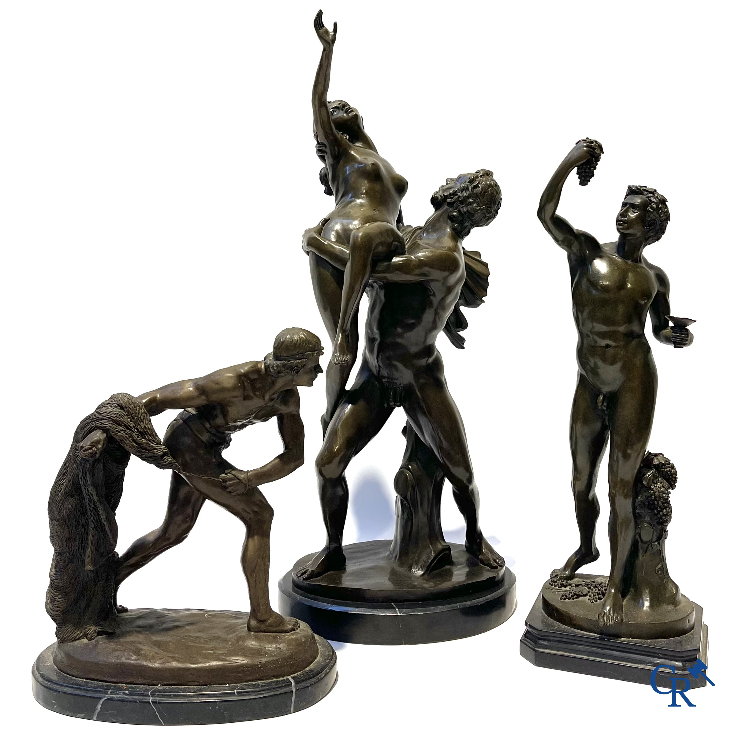 3 statues à l'antique en bronze, socle en marbre. XXème siècle.