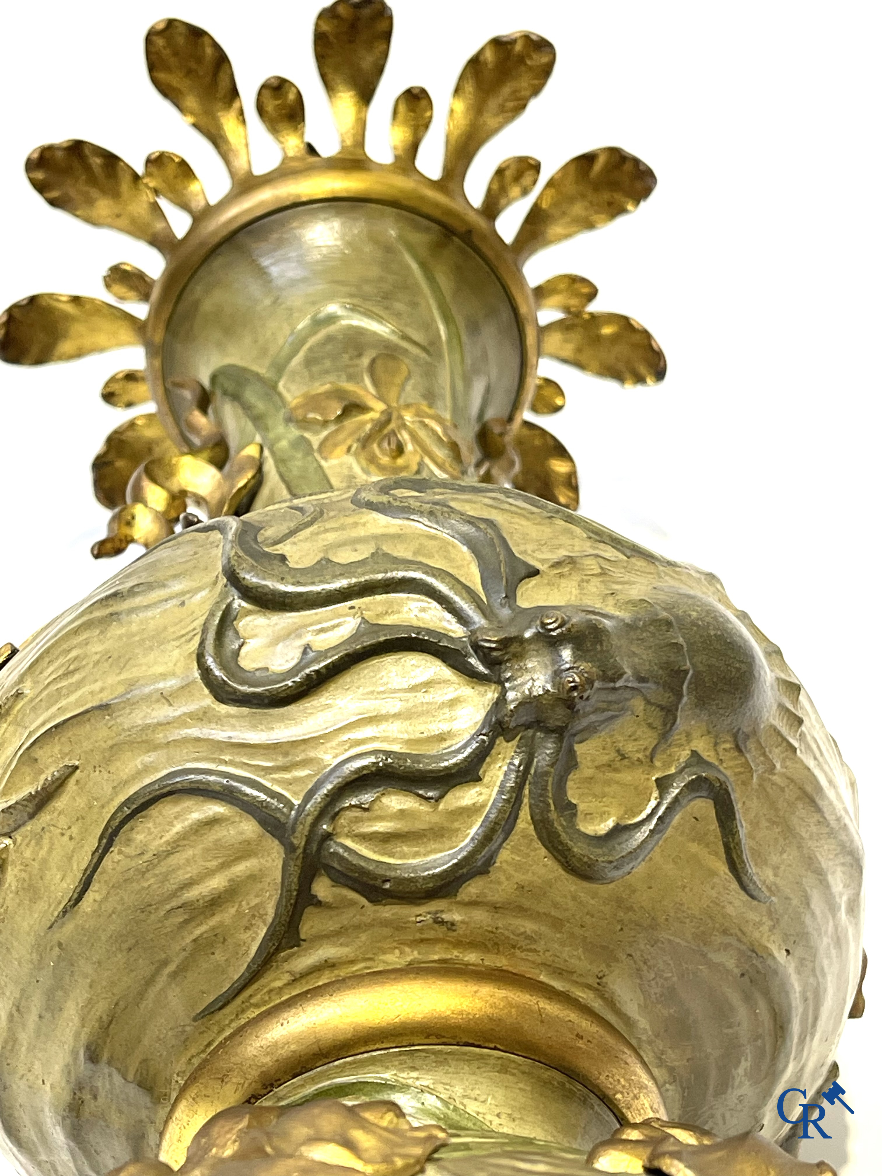 Art Nouveau, een uitzonderlijk 3-delig koud beschilderde bronzen schouwgarnituur met zeedieren. Circa 1900.