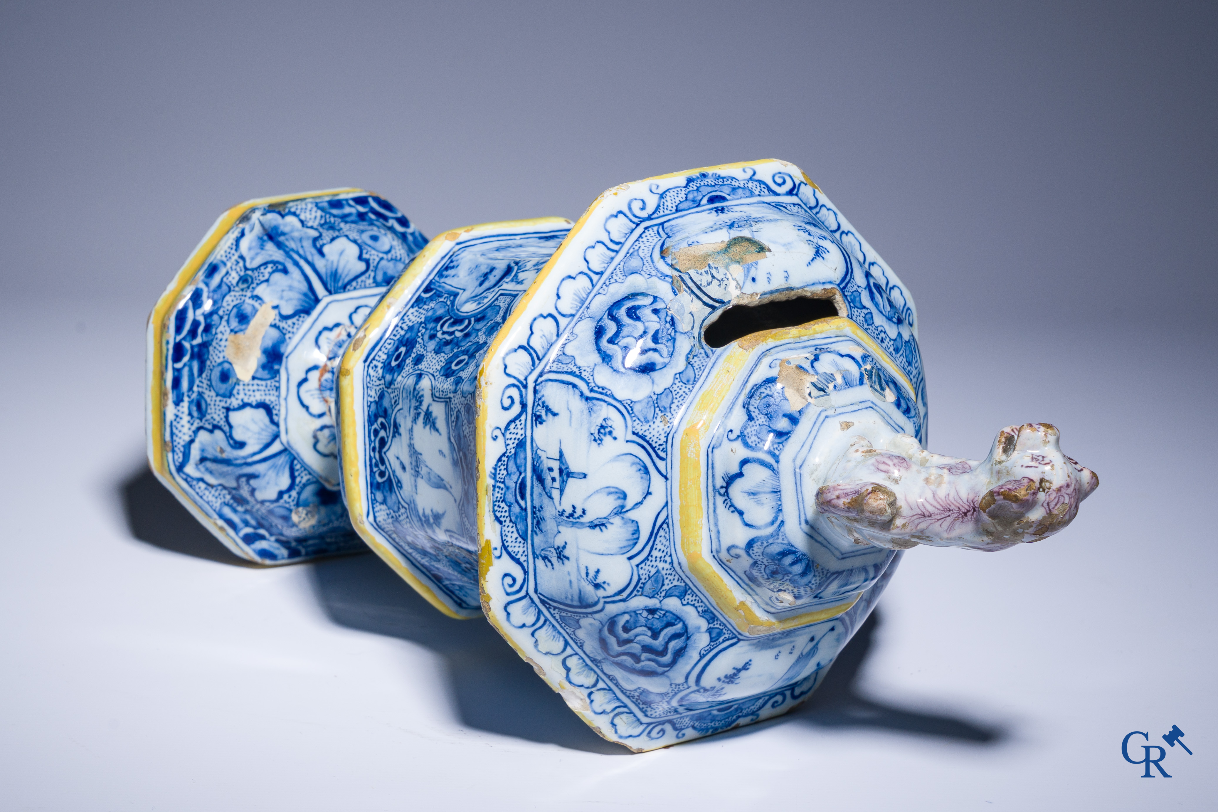 Delfts aardewerk, zeldzame polychrome spaarpot met een zittende hond en taferelen. 18e eeuw.