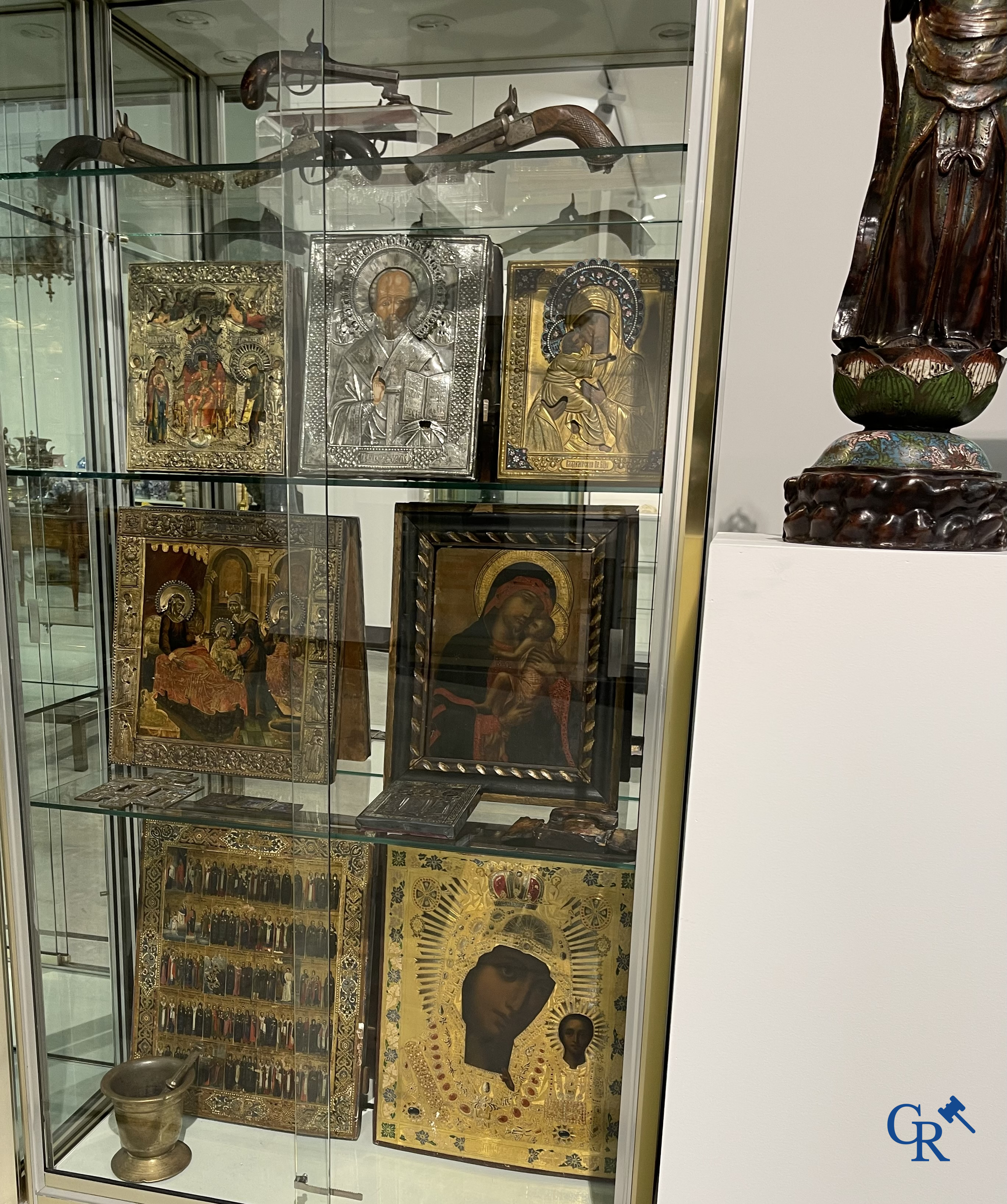 Russisch werk. Moeder Gods van Vladimir. Grote icoon bewerkt met cloisonné emaille.