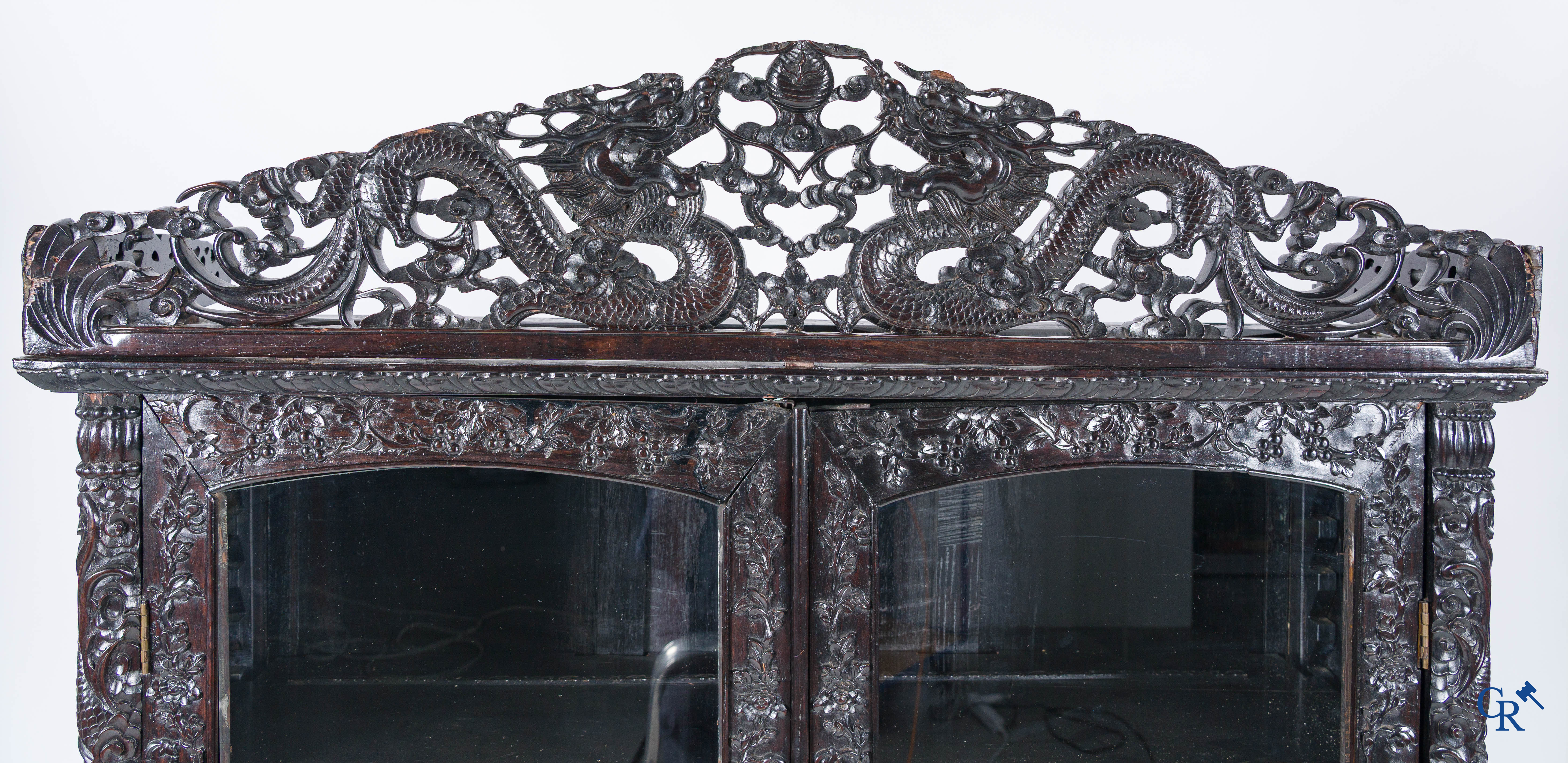 Asian Art, a 2-door display cabinet in finely carved Chinese hardwood. 19th century.
