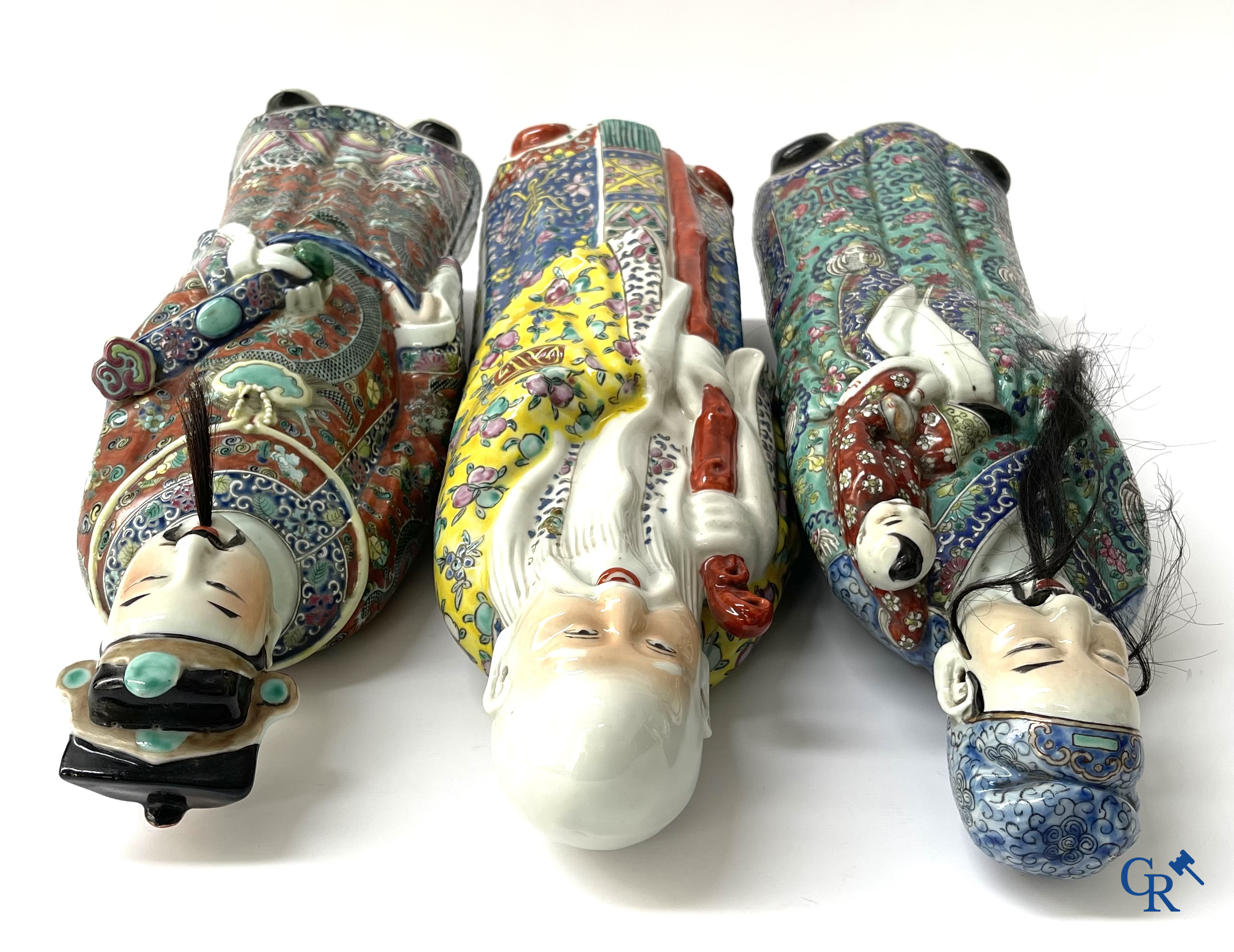 Art Asiatique, porcelaine chinoise. 3 figures d'immortels en porcelaine famille rose. 19ème siècle.