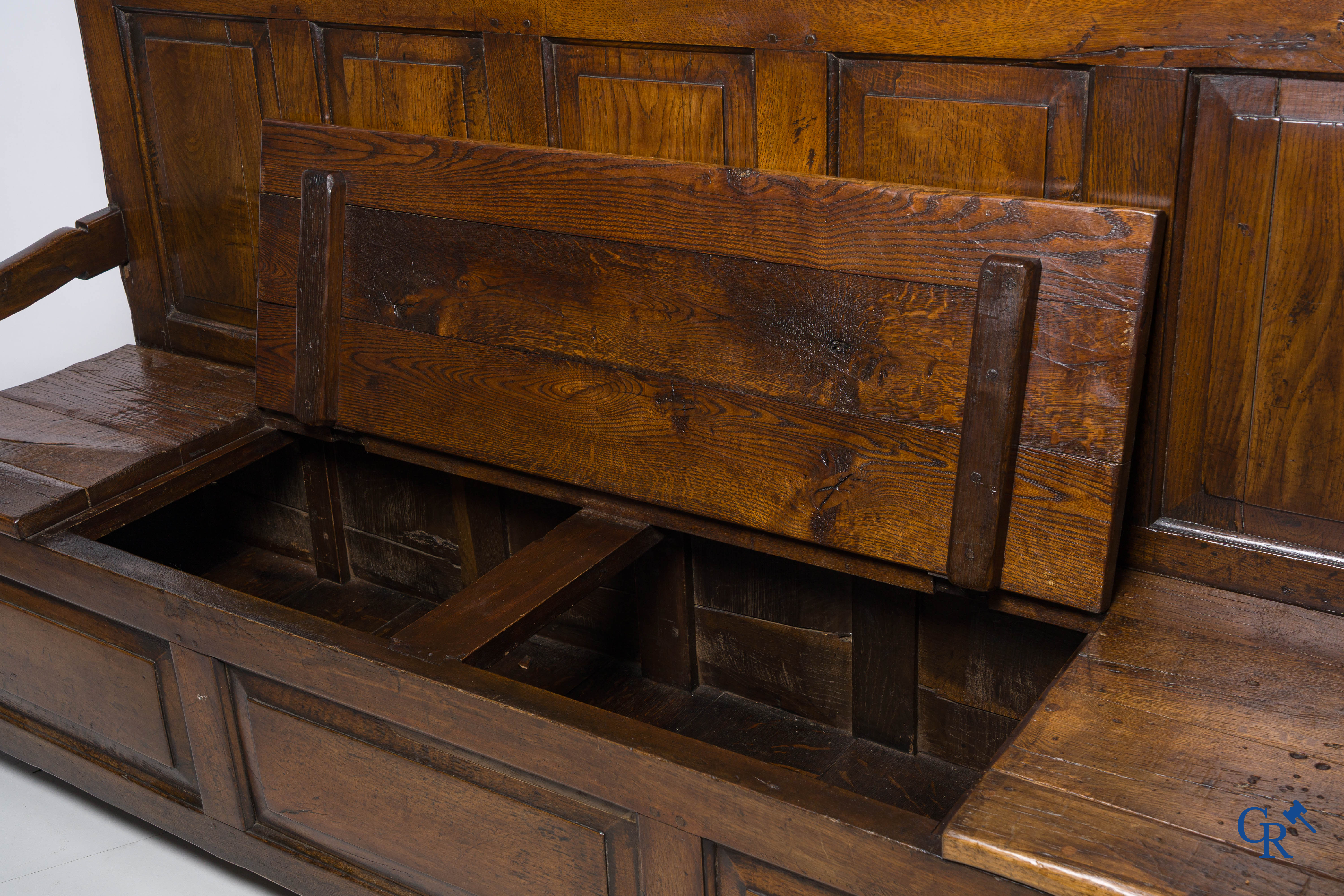 Ancien Banc d'entrée en chêne avec espace de rangement. Belle patine. 18ème siècle.