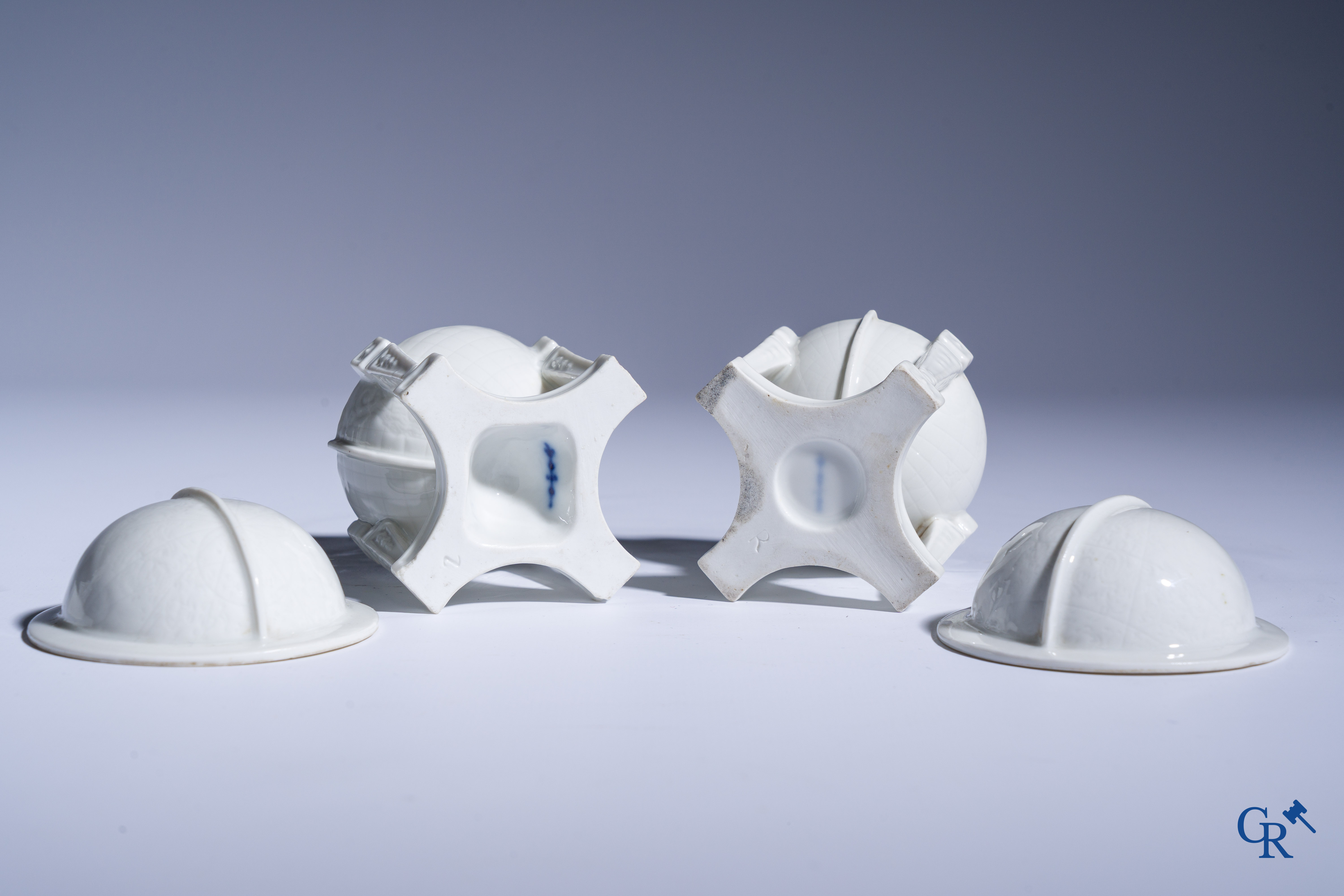 Koninklijke Porselein Fabriek Berlijn, KPM. Uitzonderlijk porseleinen inktstel in Aziatische stijl. Periode 1780-1830.