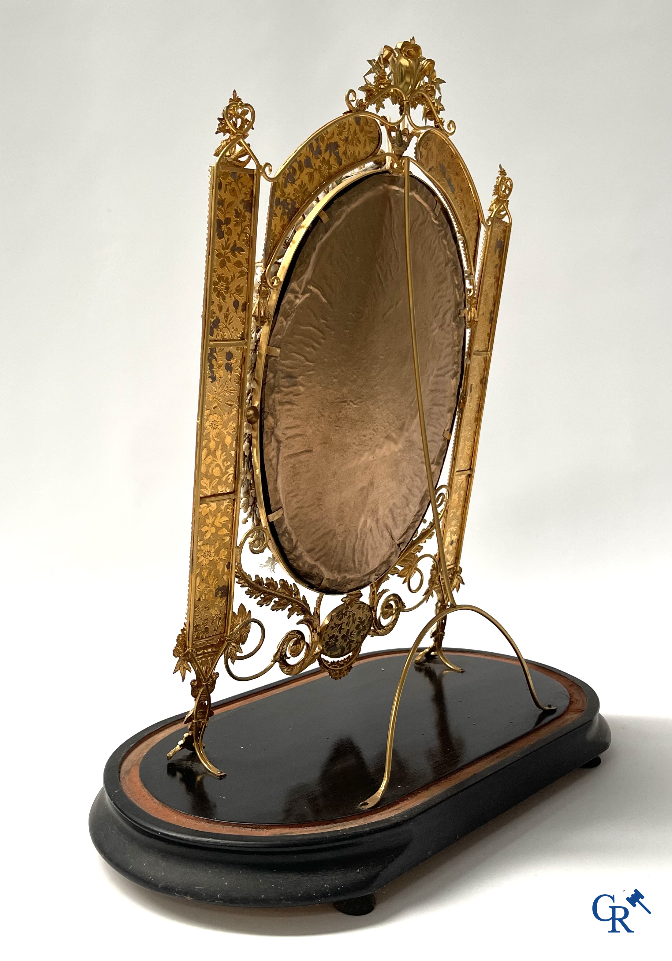 An exceptional glass dome with a bridal bouquet. Mirrors in gilded and silvered brass. Circa 1900.