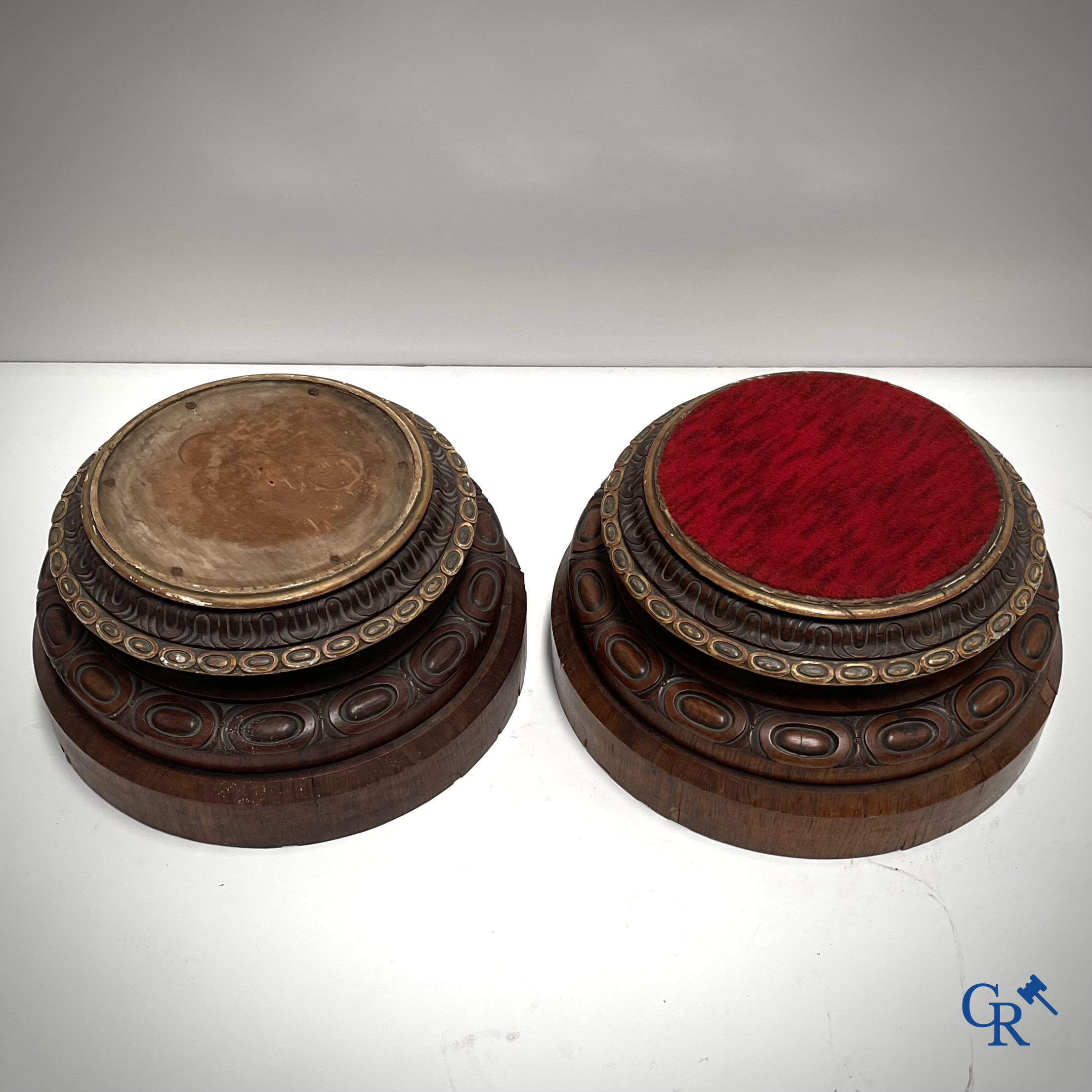 Constantine's & Co., Leeds. Paire de grands socles anglais en placage d'acajou et bois doré et sculpté. XIXe siècle.