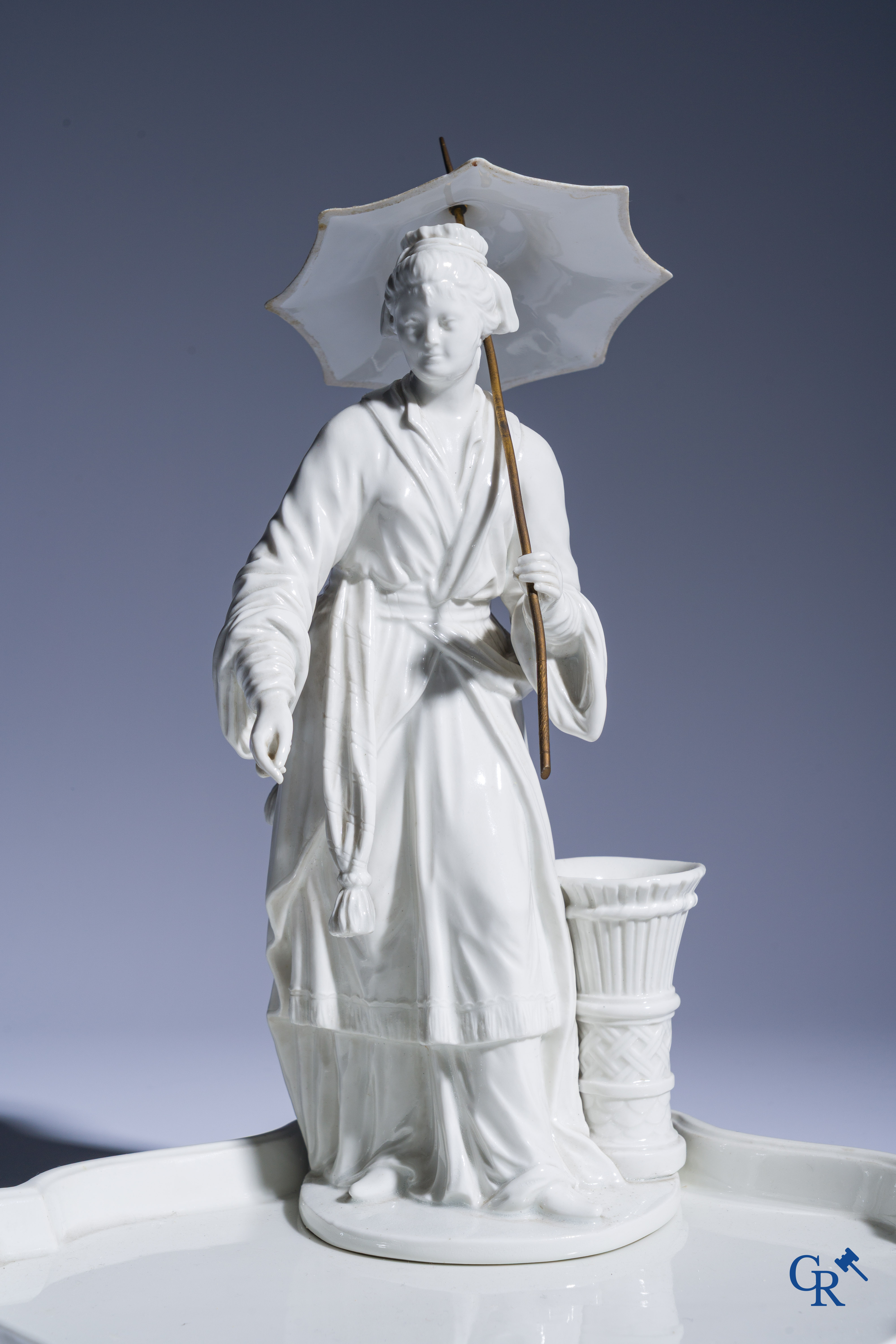 Koninklijke Porselein Fabriek Berlijn, KPM. Uitzonderlijk porseleinen inktstel in Aziatische stijl. Periode 1780-1830.