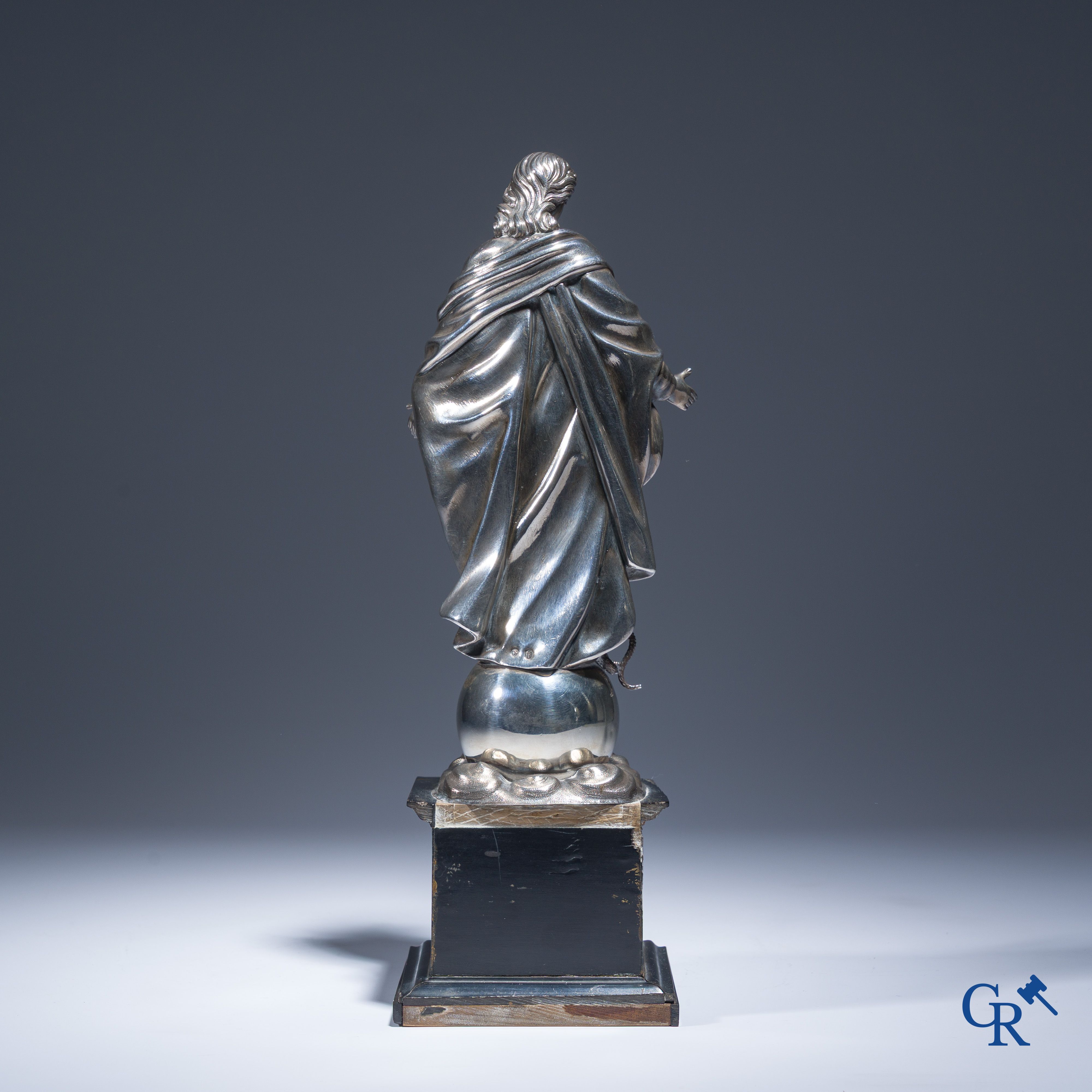 Een zilveren beeld van de Maagd Maria op een zwartgelakte sokkel in perelaar. Keurstempels Vieillard en Cérès.