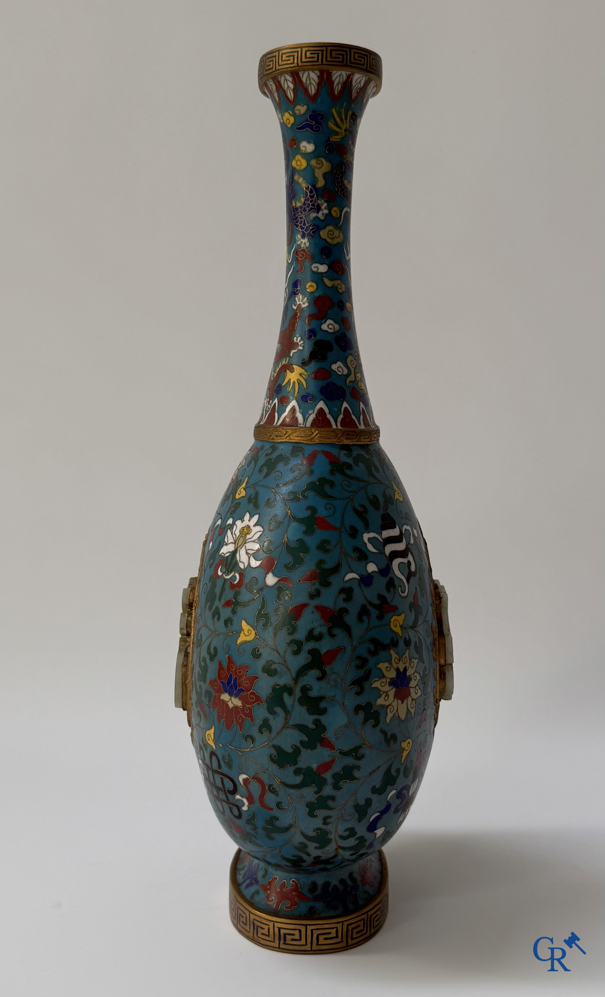 Aziatica, een Chinese cloisonné vaas met draken- en bloemendecor, opgelegd met een jade amulet.