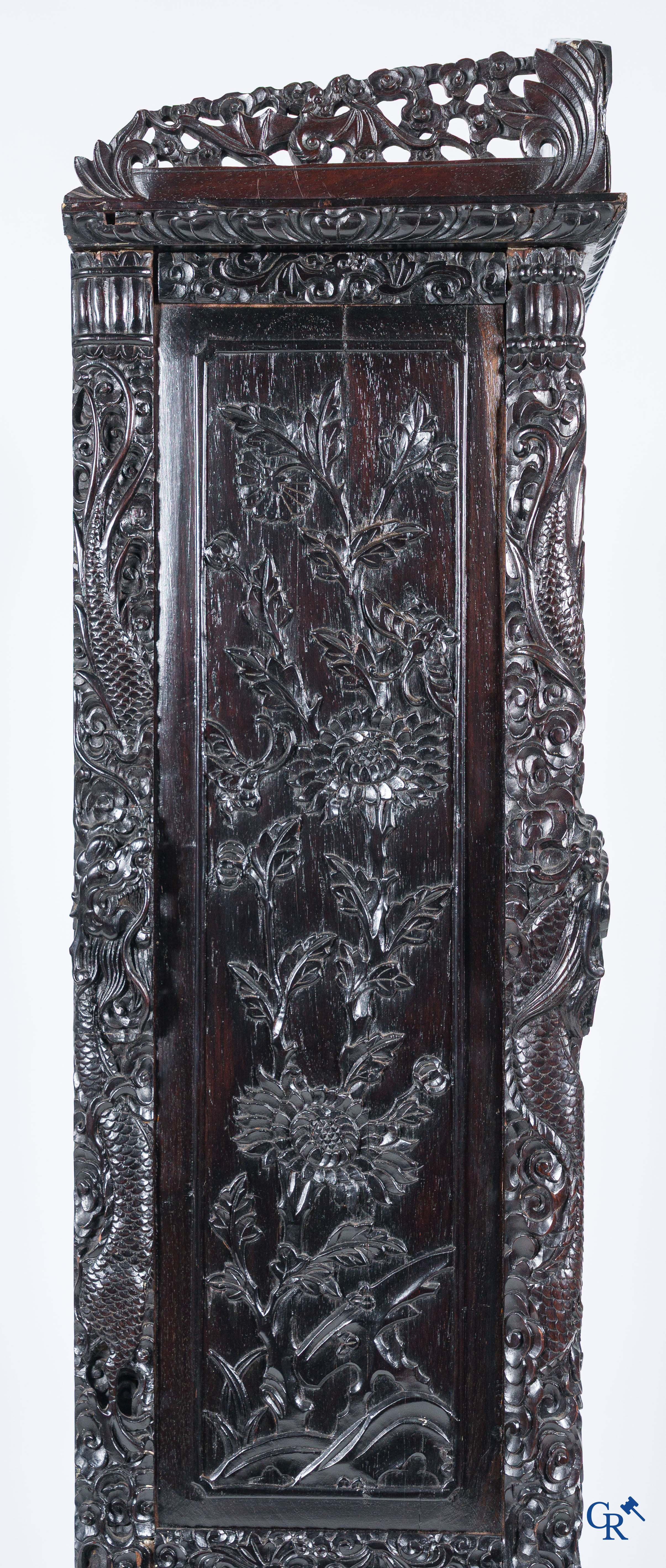 Asian Art, a 2-door display cabinet in finely carved Chinese hardwood. 19th century.