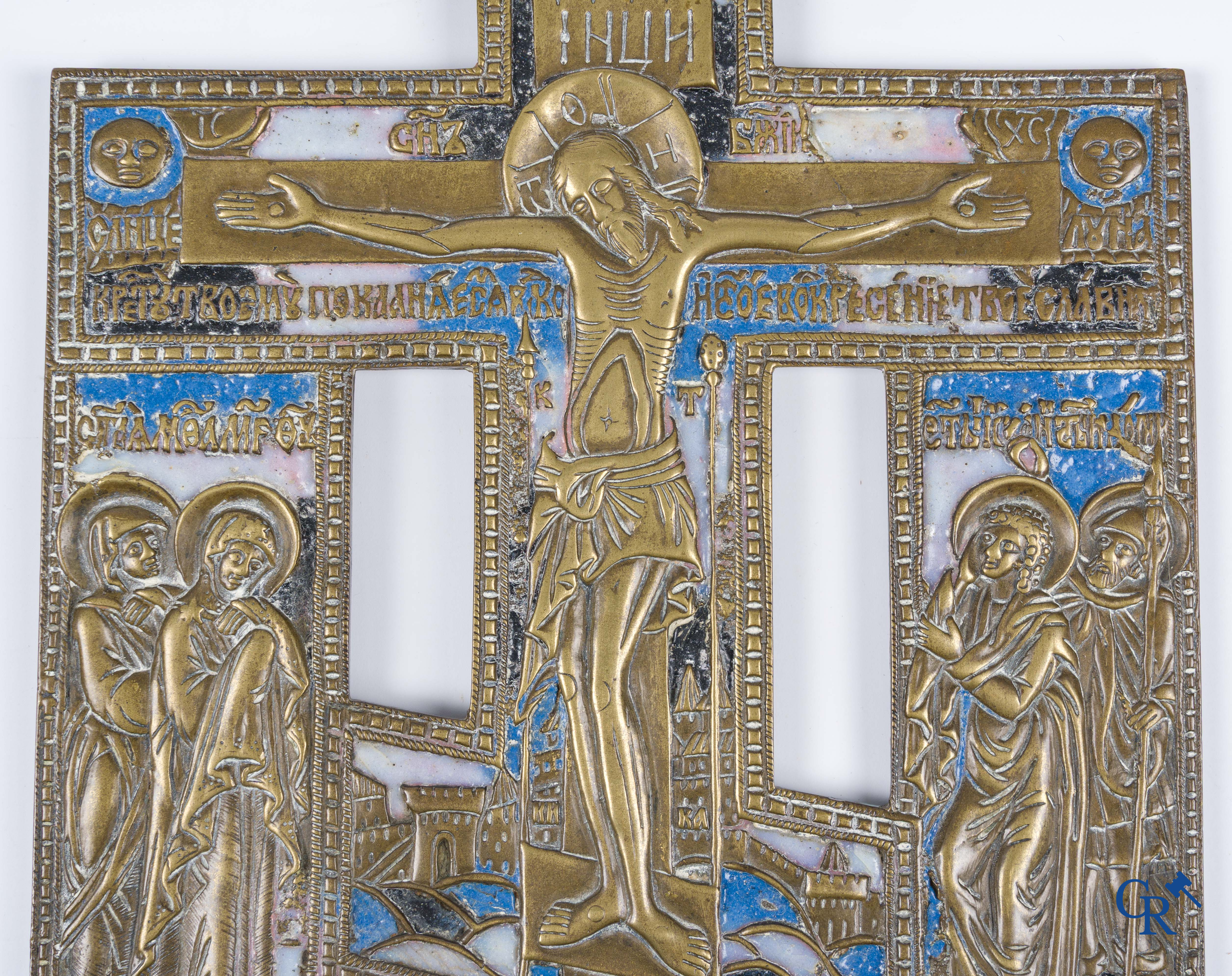 Russisch werk. Een reis triptiek icoon, brons en emaille en een Slavisch geëmailleerd kruis. Rusland 18e -19e eeuw.