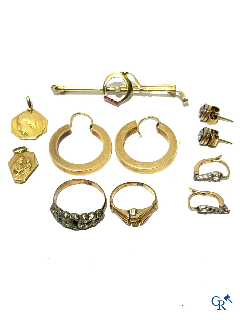 Juwelen, een lot met fantasiejuwelen, plaqué or en enkele in goud.