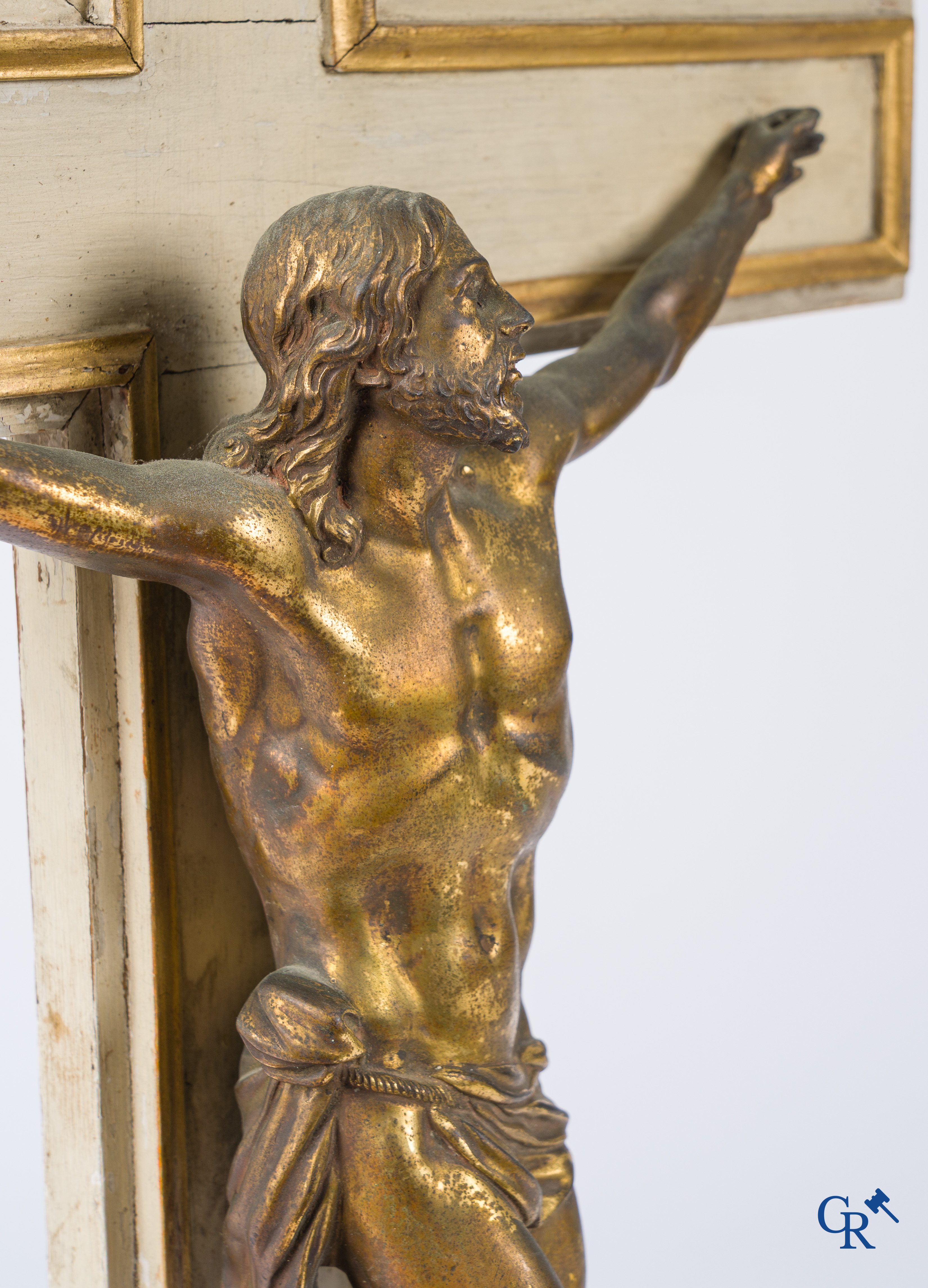 Religieuze objecten, een grote vergulde bronzen corpus, 18e eeuw.
