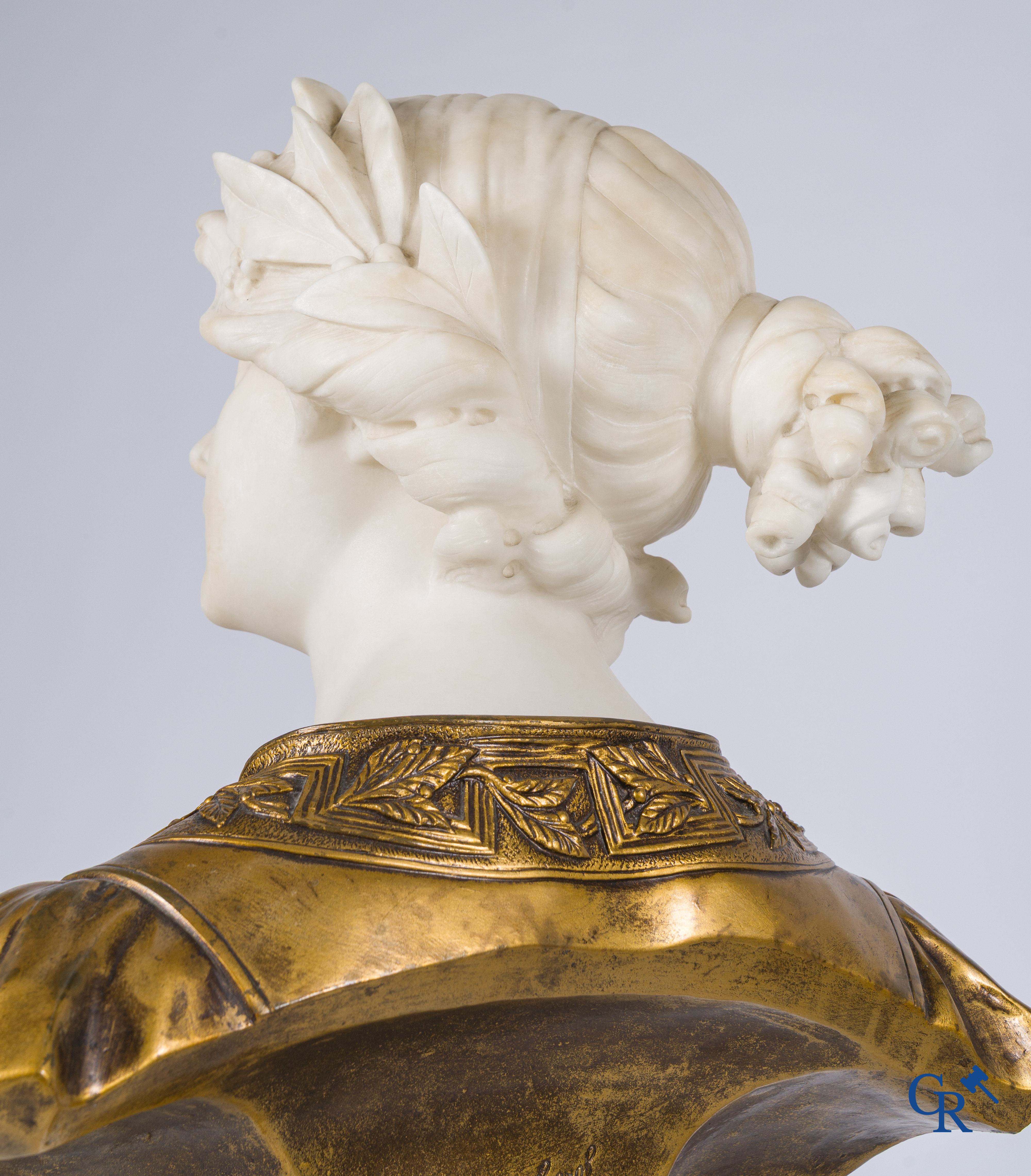 Gustave Van Vaerenbergh (1873-1927) Damesbuste in marmer en brons op een marmeren sokkel. Gesigneerd.