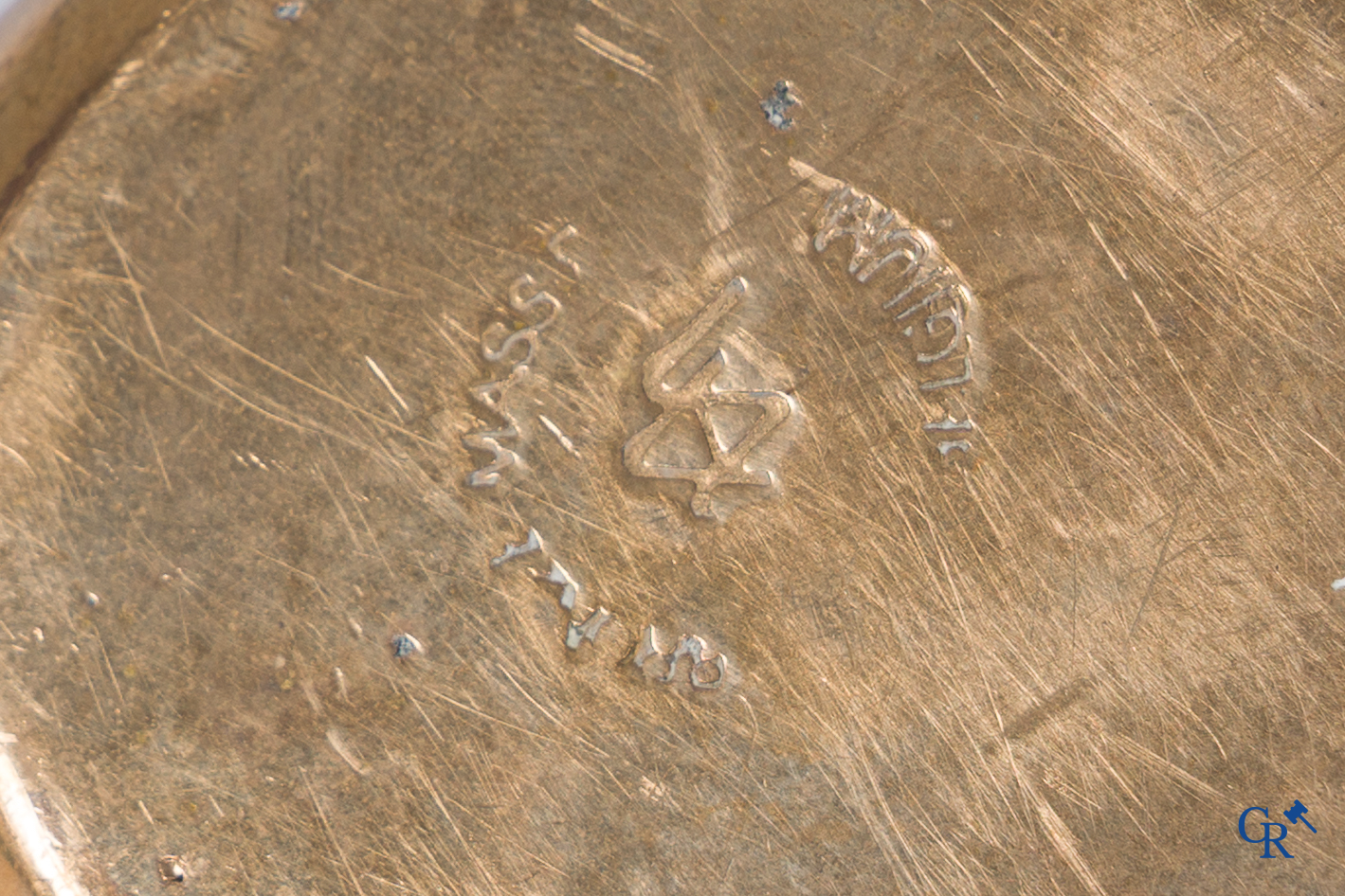 Margrit Van Nuffel (1943) Een 3-delige tafelset en een set van 6 onderleggers in gepolijst massieve brons. Circa 1970.