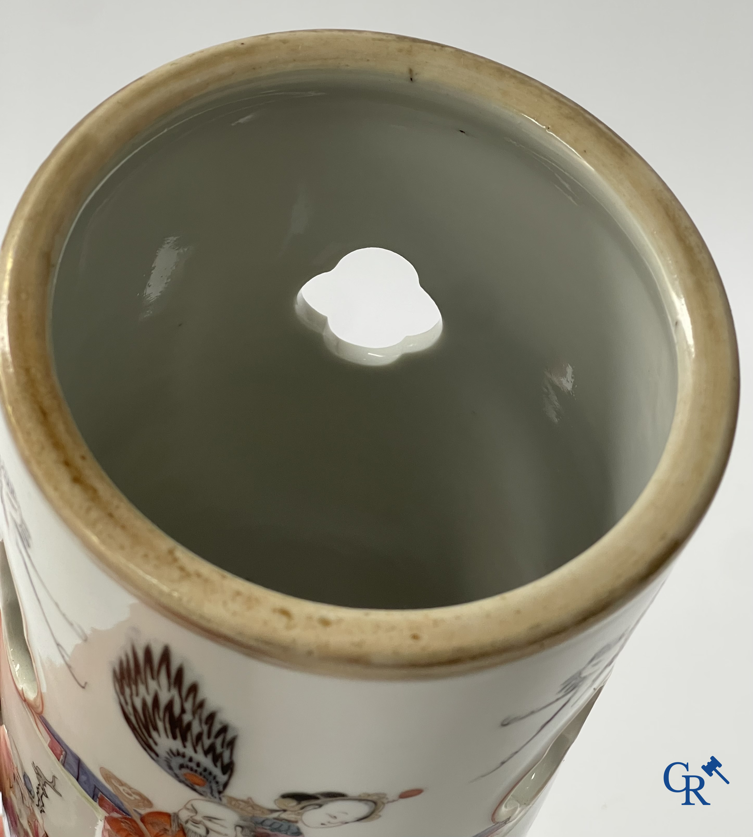 Aziatica, Chinees porselein. Een Chinese famille rose hoeden staander. Gemerkt. 19de eeuw.